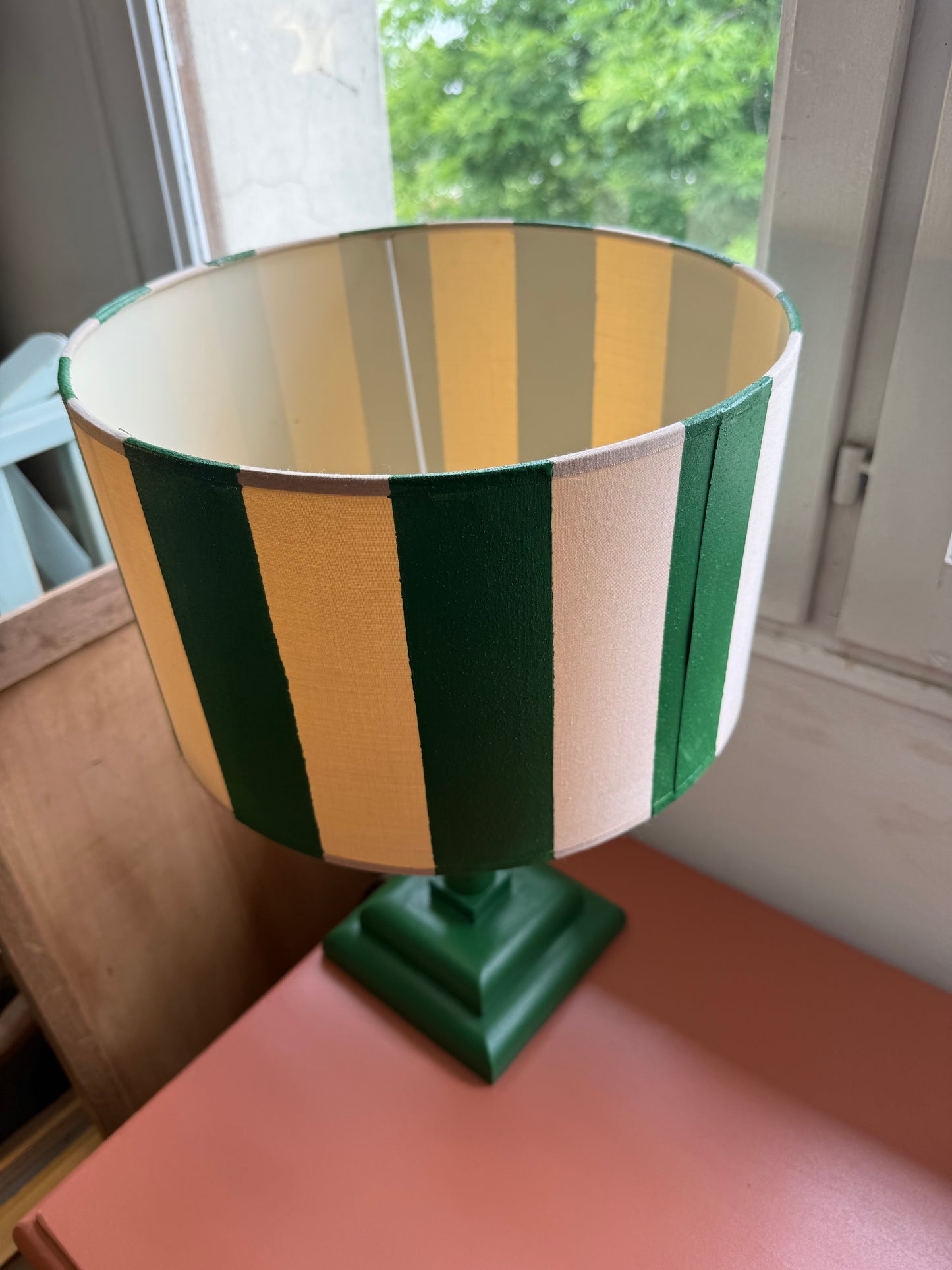 Paire de lampes de chevet vintage bois vert et abat jour rayé