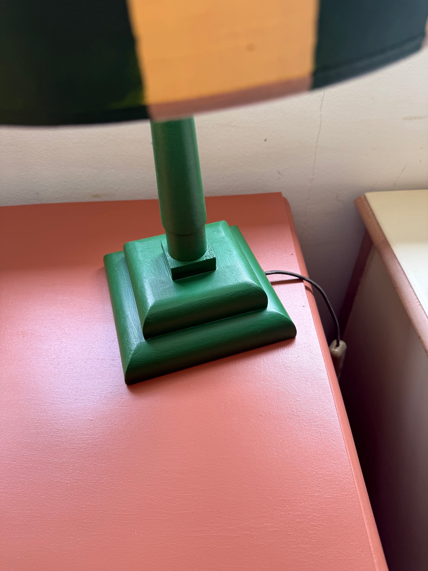 Paire de lampes de chevet vintage bois vert et abat jour rayé