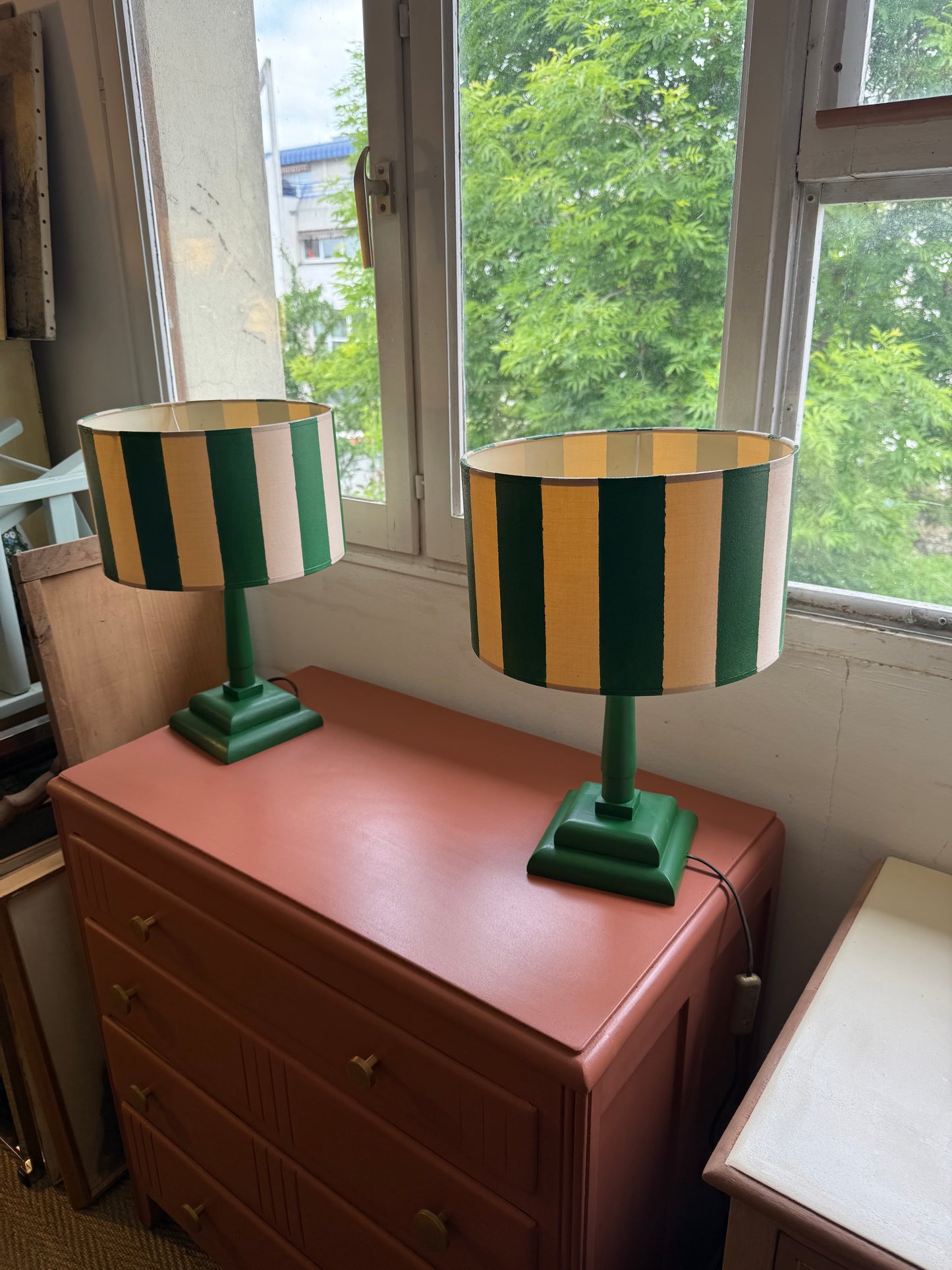 Paire de lampes de chevet vintage bois vert et abat jour rayé