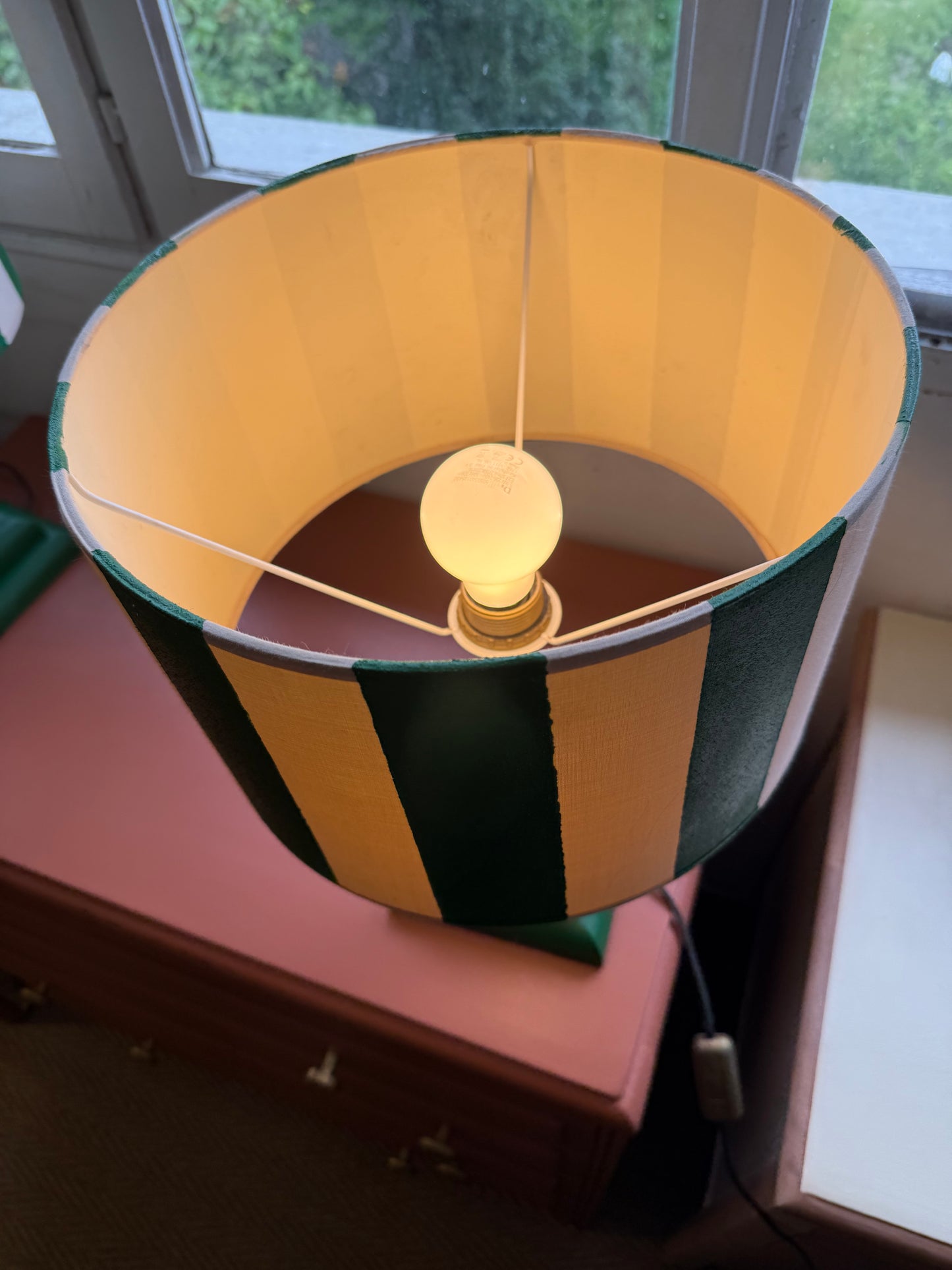 Paire de lampes de chevet vintage bois vert et abat jour rayé