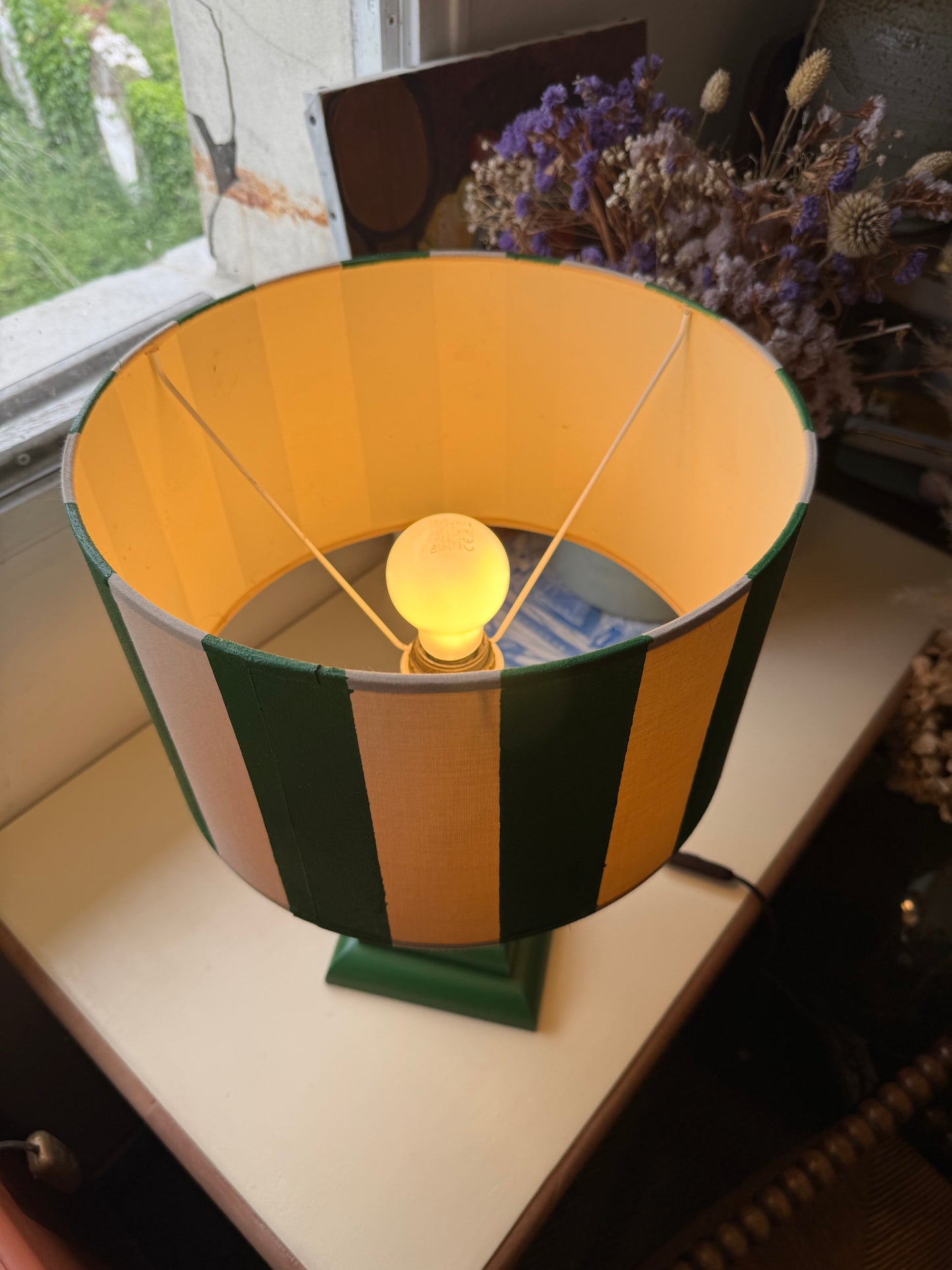 Paire de lampes de chevet vintage bois vert et abat jour rayé
