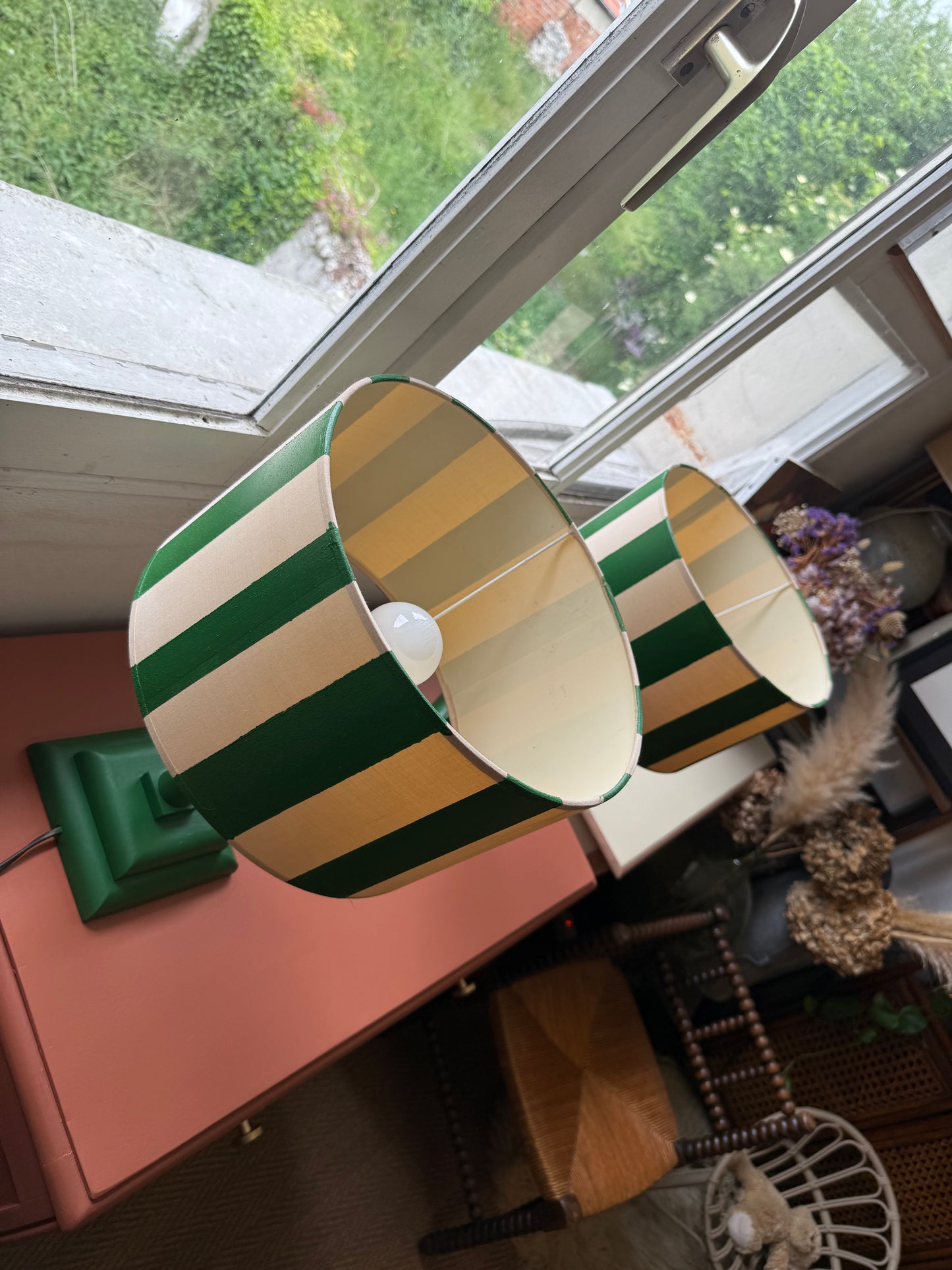 Paire de lampes de chevet vintage bois vert et abat jour rayé