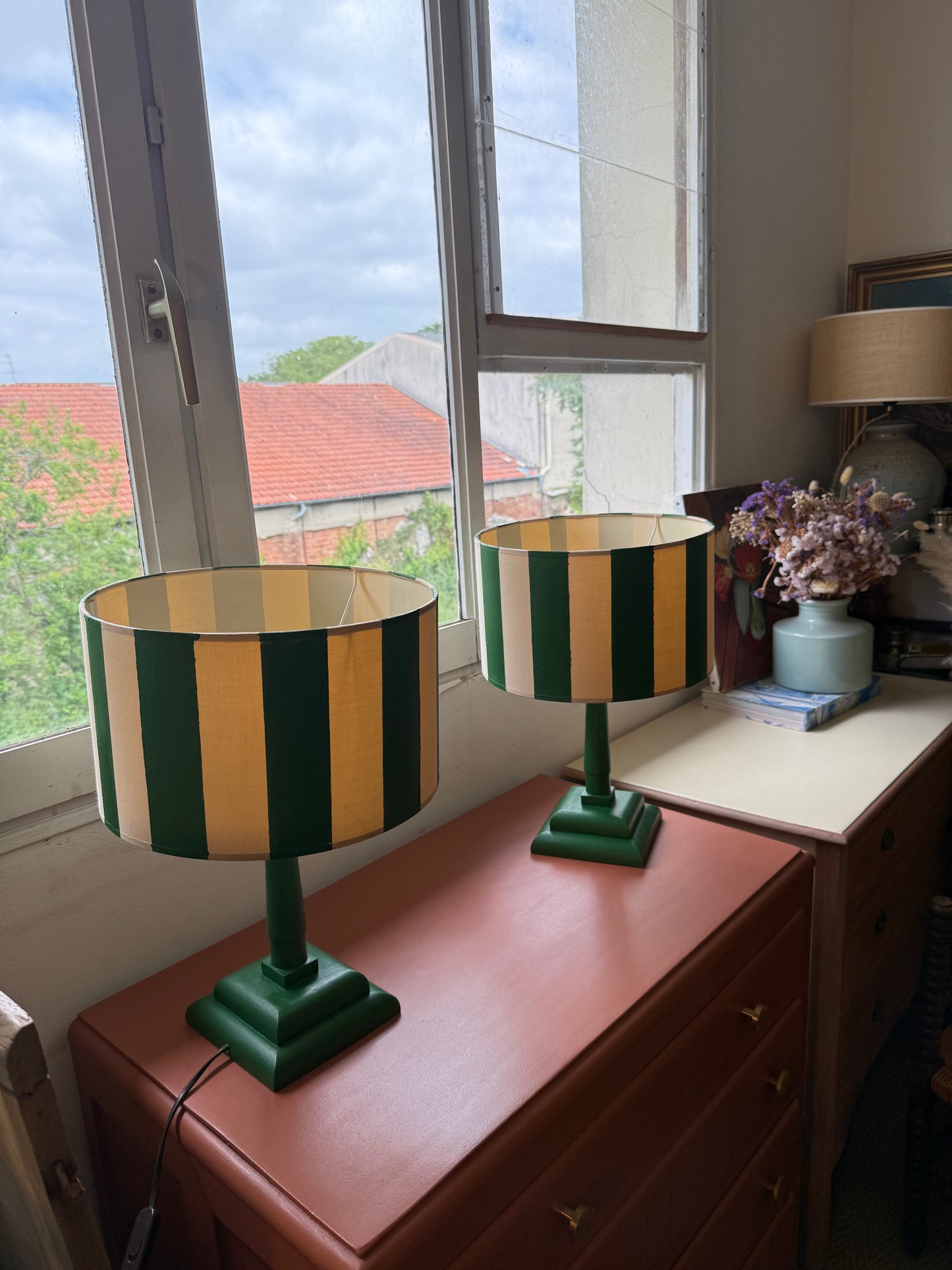 Paire de lampes de chevet vintage bois vert et abat jour rayé