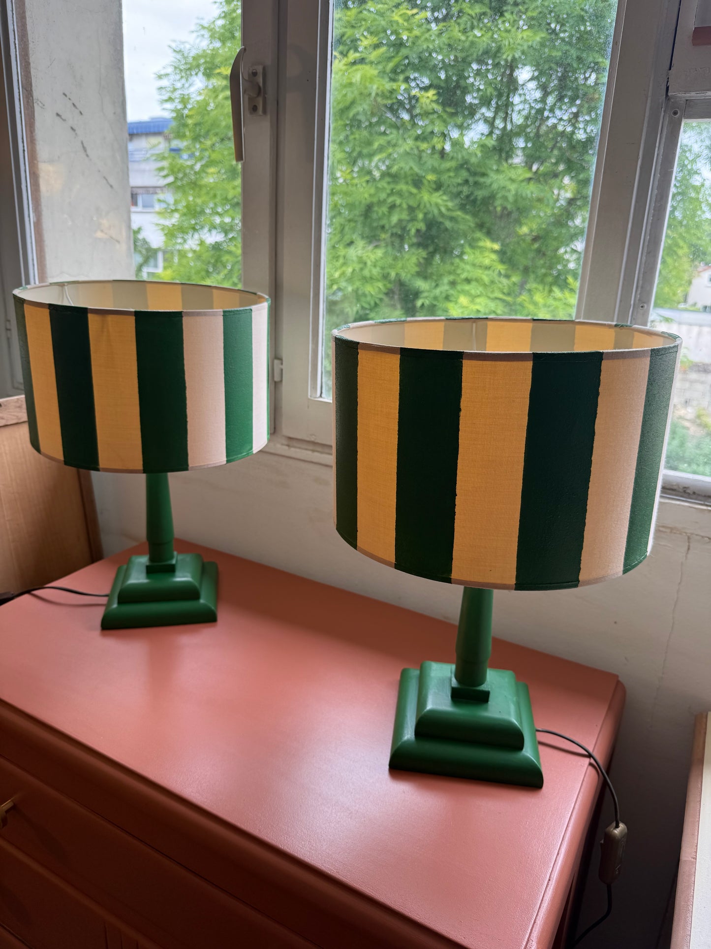 Paire de lampes de chevet vintage bois vert et abat jour rayé