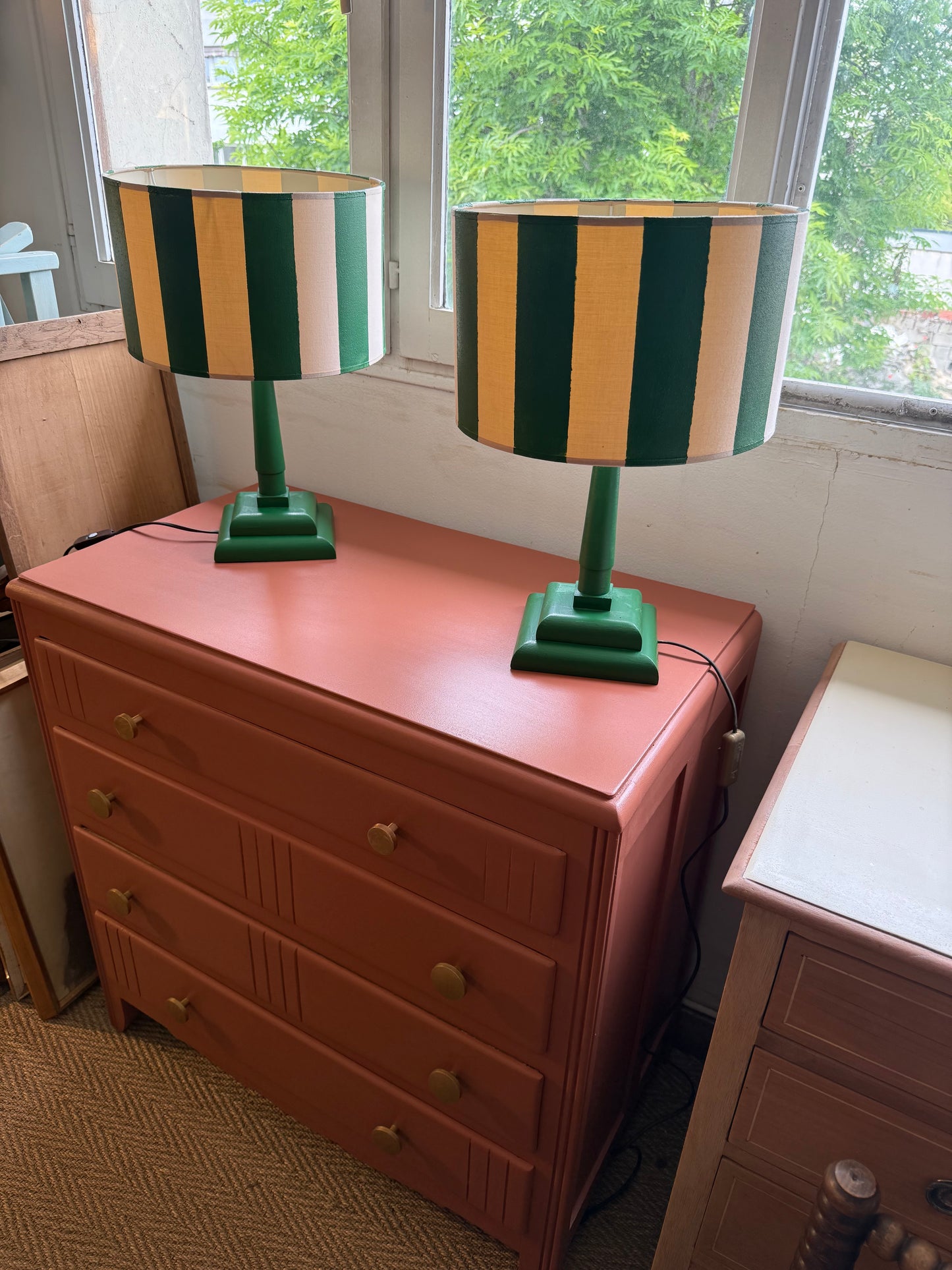 Paire de lampes de chevet vintage bois vert et abat jour rayé