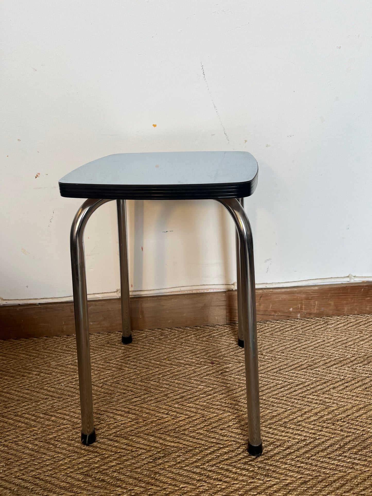 Tabouret en formica bleu ciel