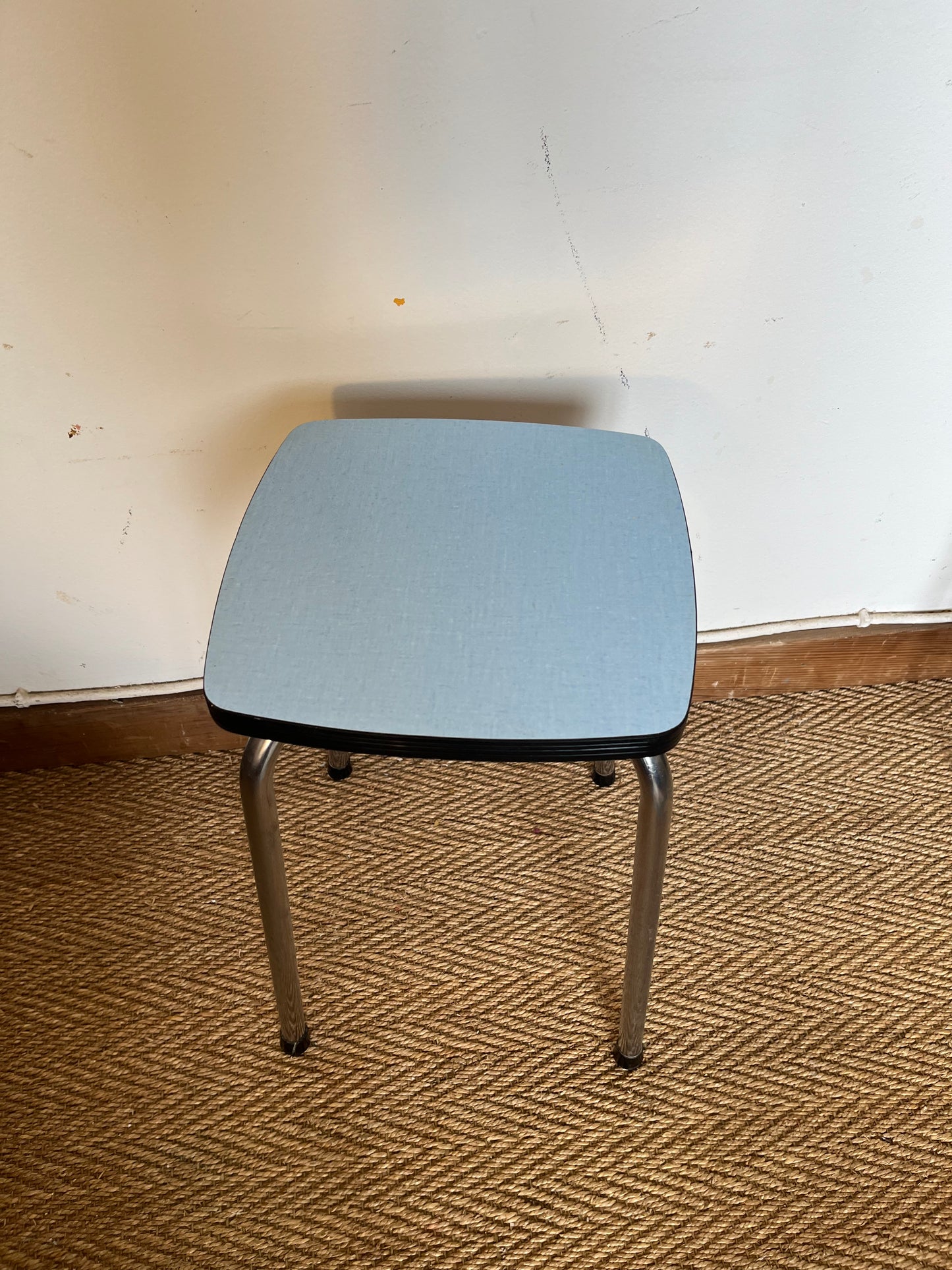 Tabouret en formica bleu ciel