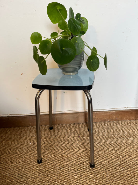 Tabouret en formica bleu ciel