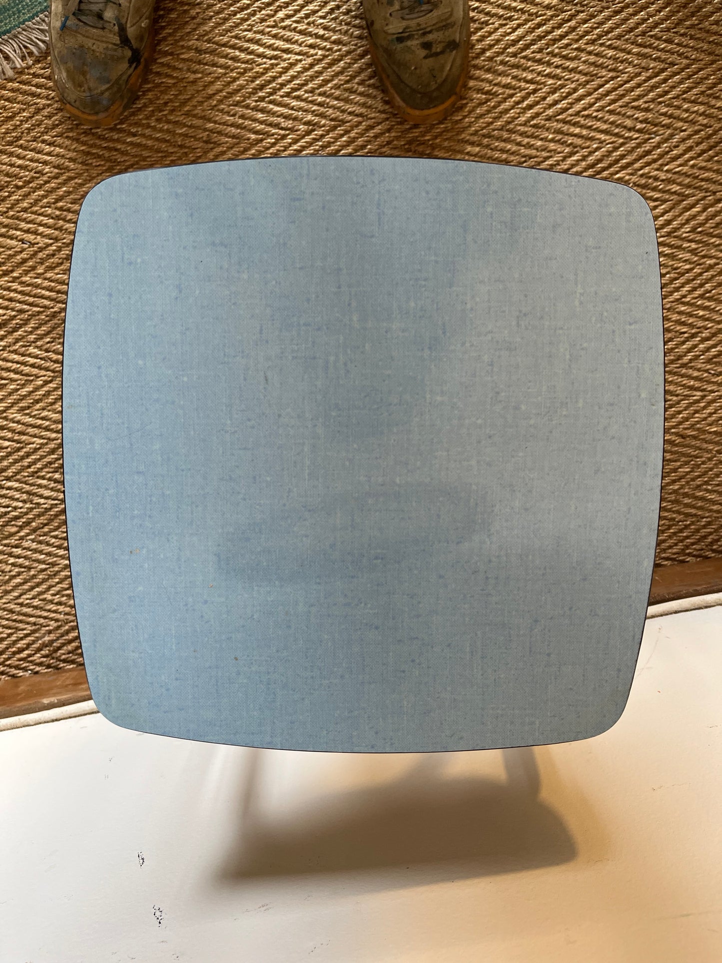 Tabouret en formica bleu ciel