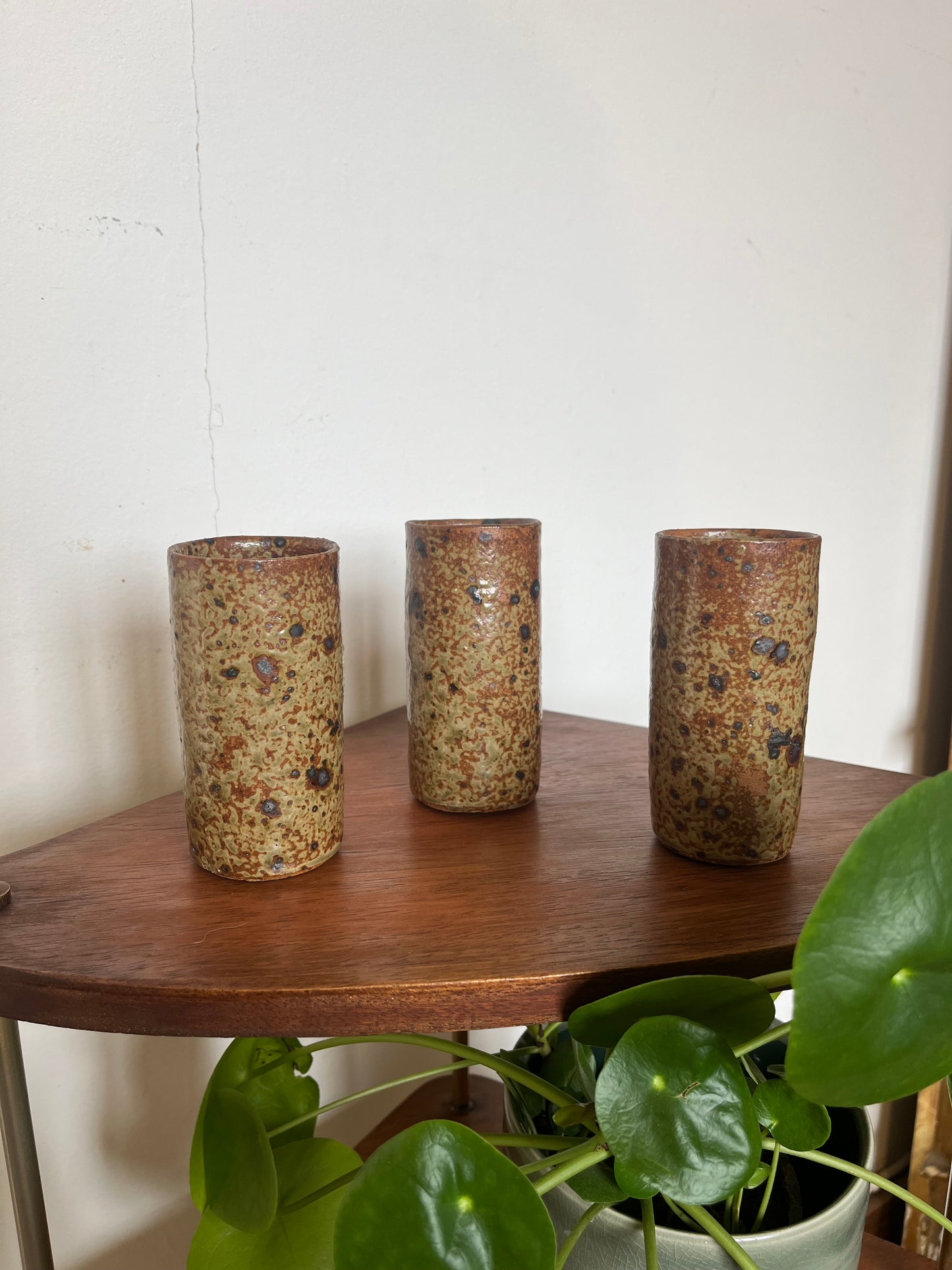 Trio de vases en grès pyrité