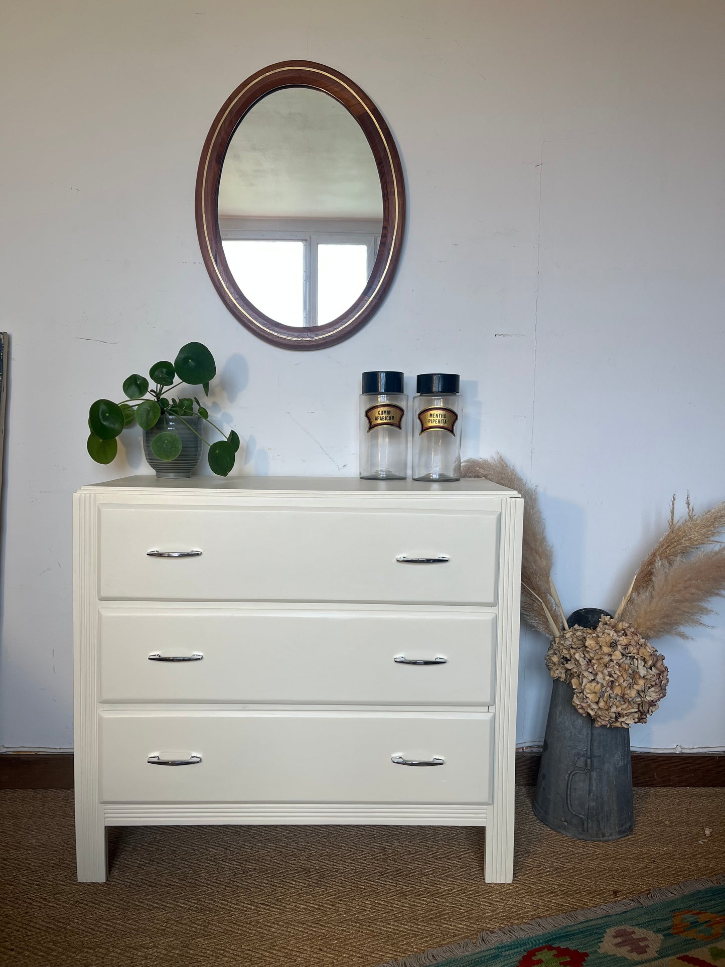 Commode vintage en bois restaurée en blanc crème