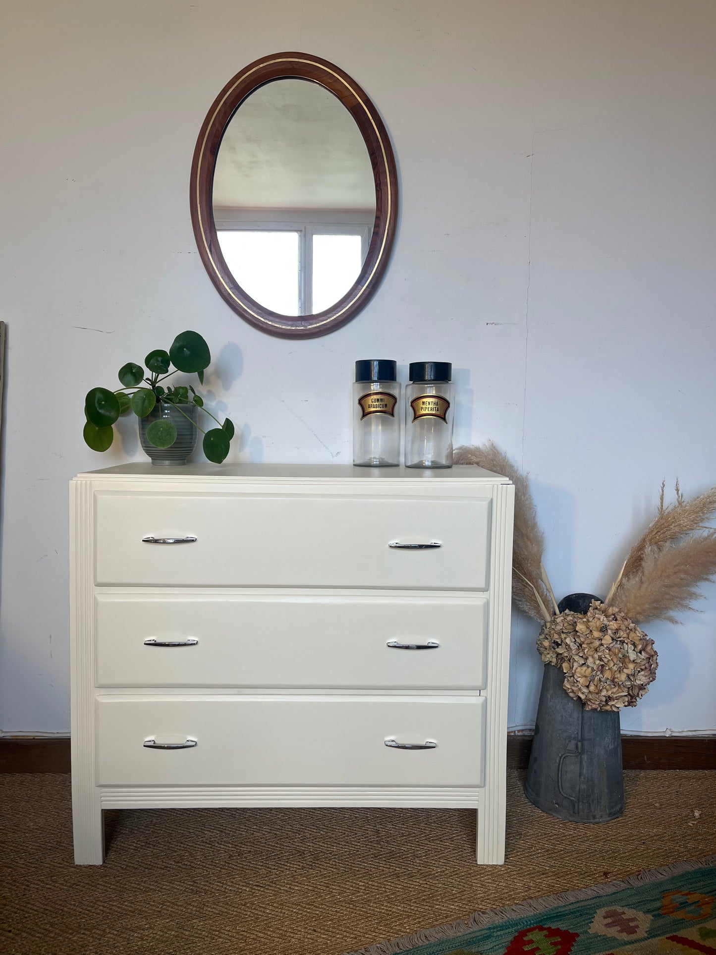 Commode vintage en bois restaurée en blanc crème