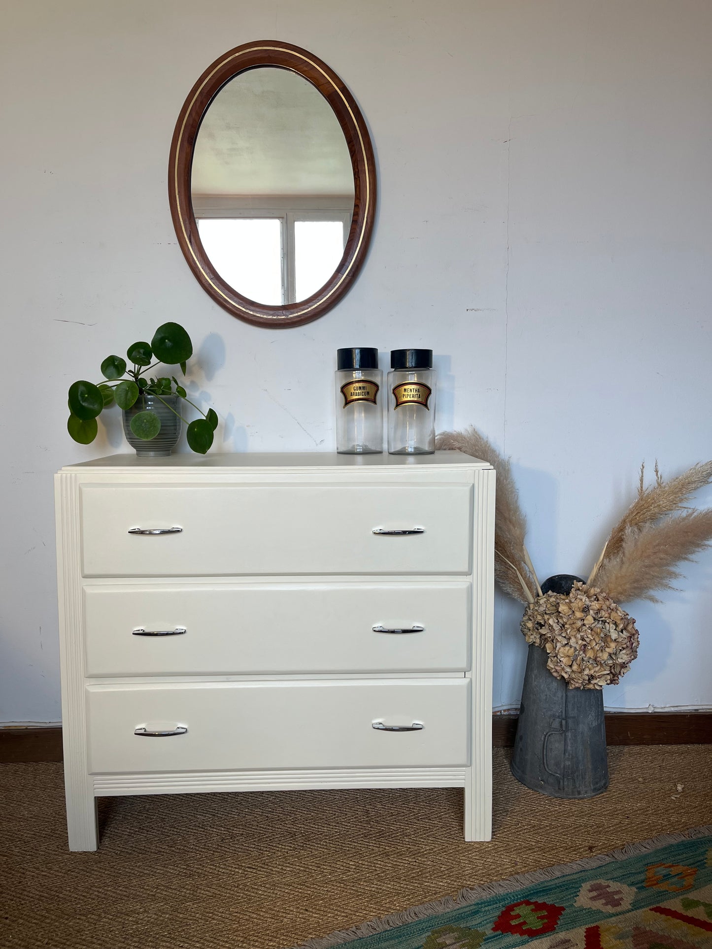 Commode vintage en bois restaurée en blanc crème