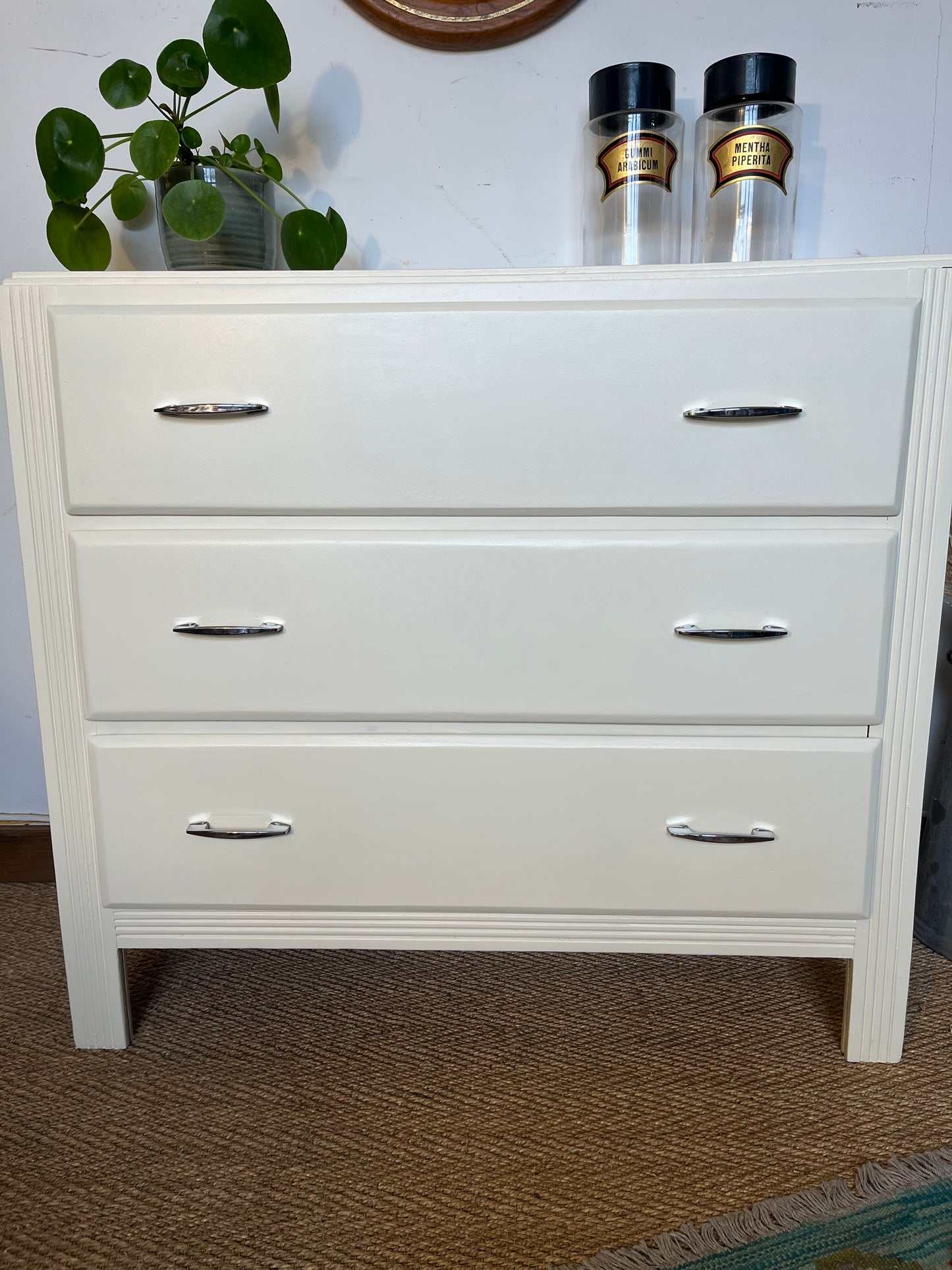 Commode vintage en bois restaurée en blanc crème