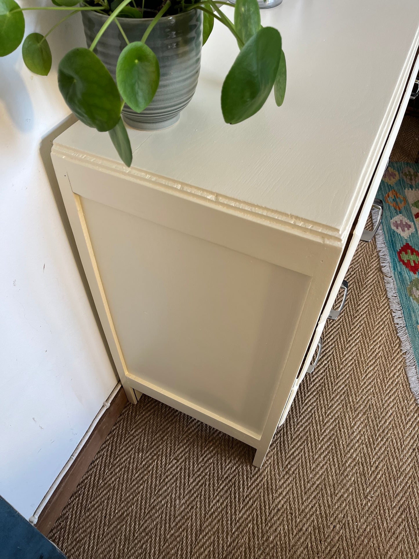 Commode vintage en bois restaurée en blanc crème