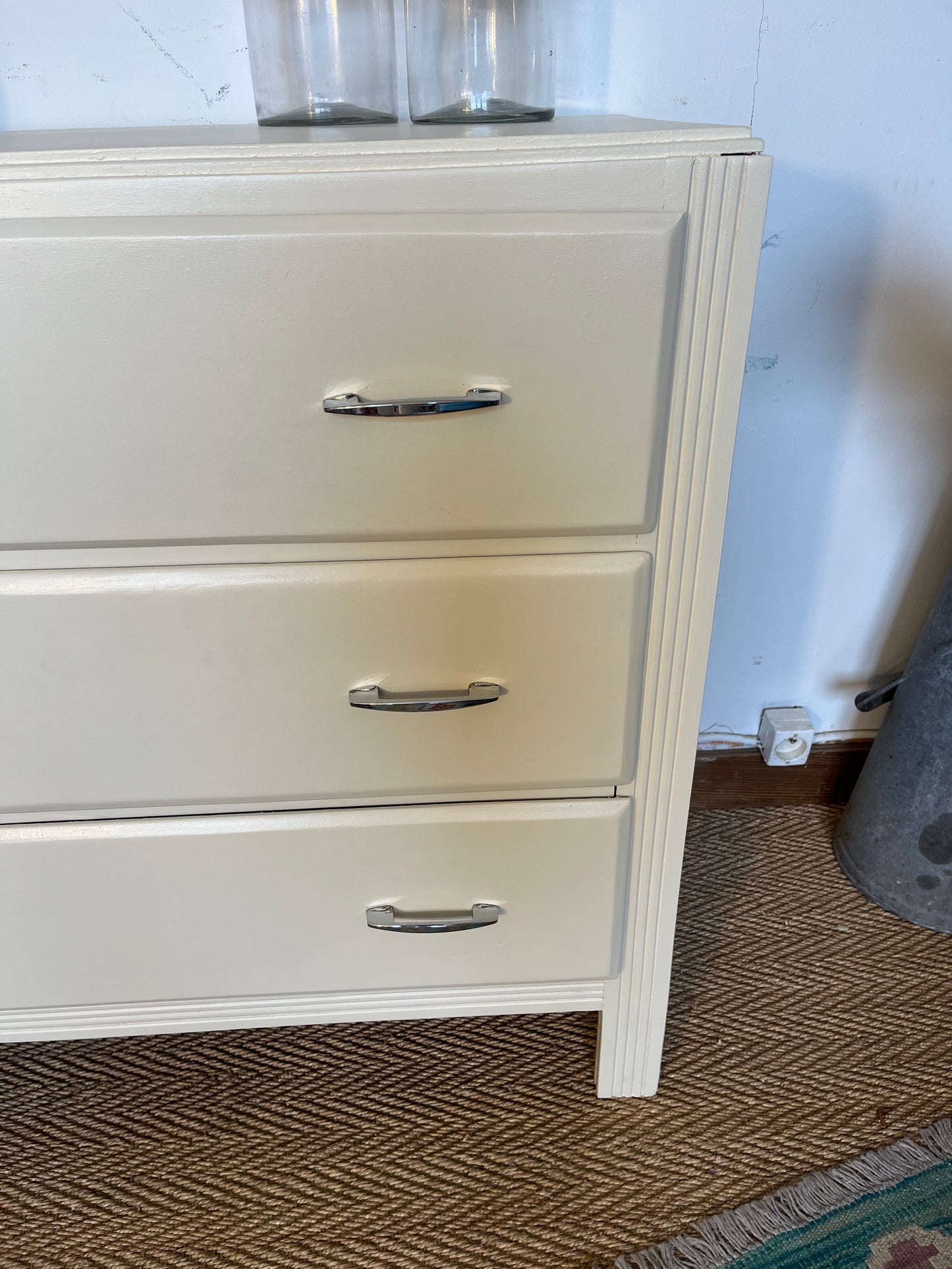 Commode vintage en bois restaurée en blanc crème