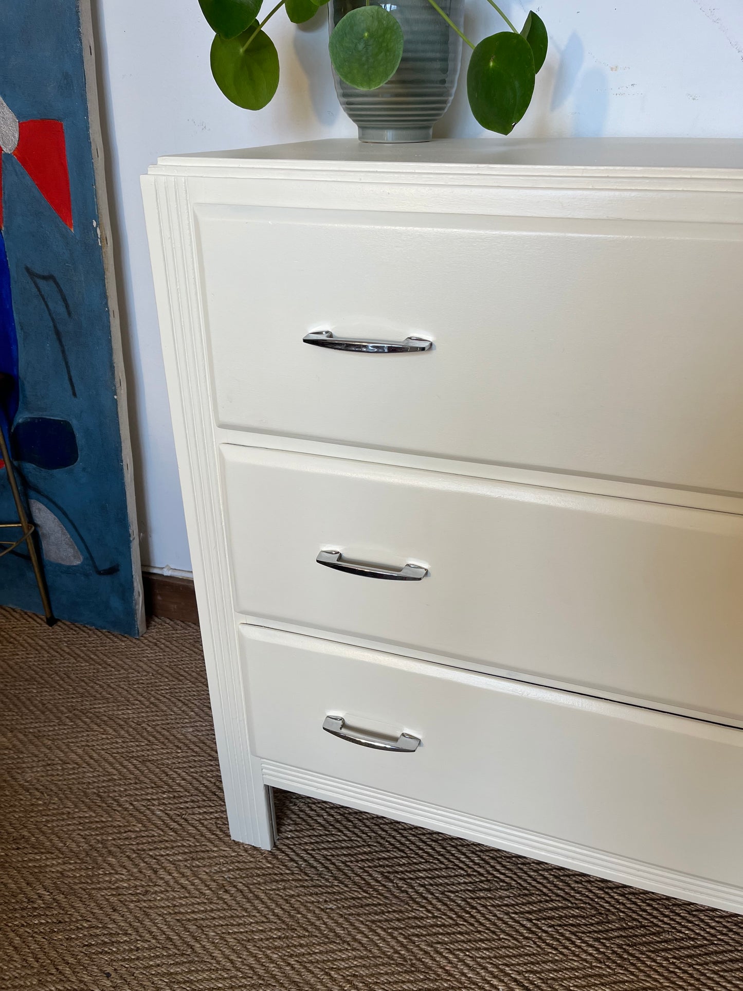 Commode vintage en bois restaurée en blanc crème