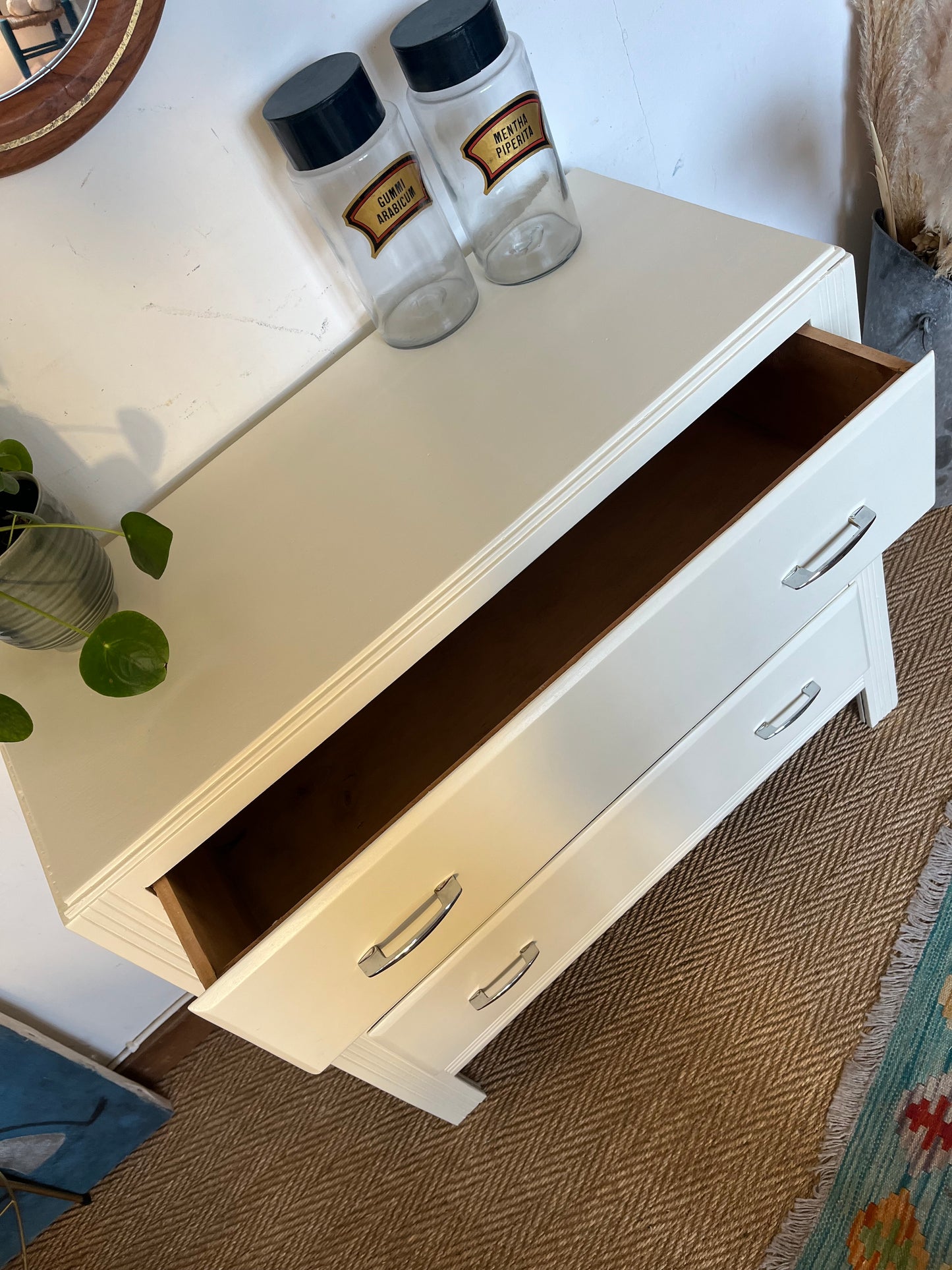 Commode vintage en bois restaurée en blanc crème