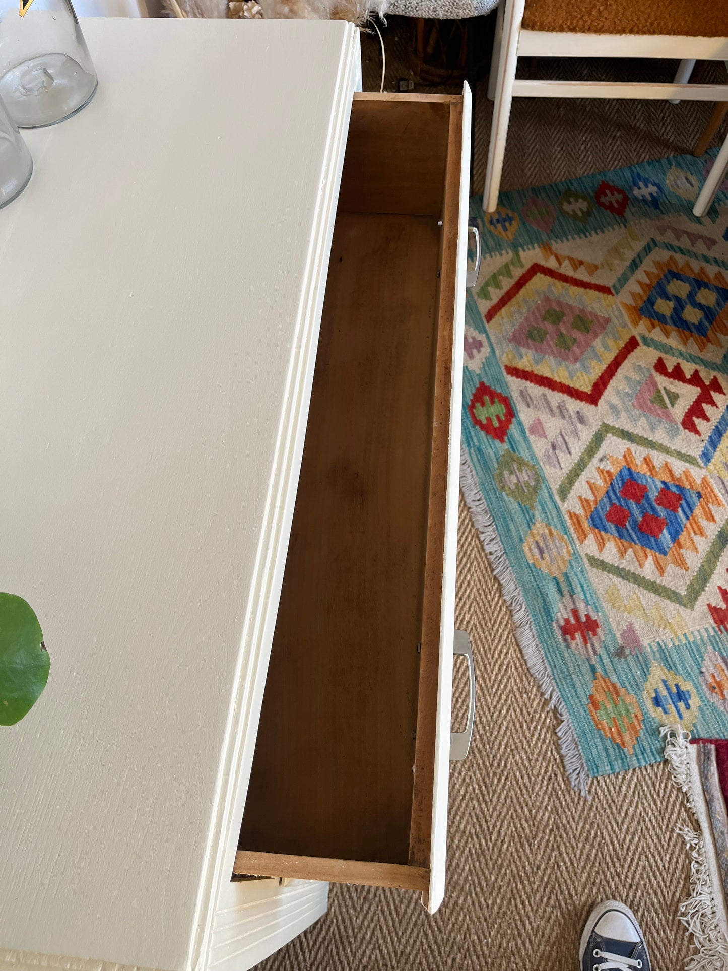 Commode vintage en bois restaurée en blanc crème