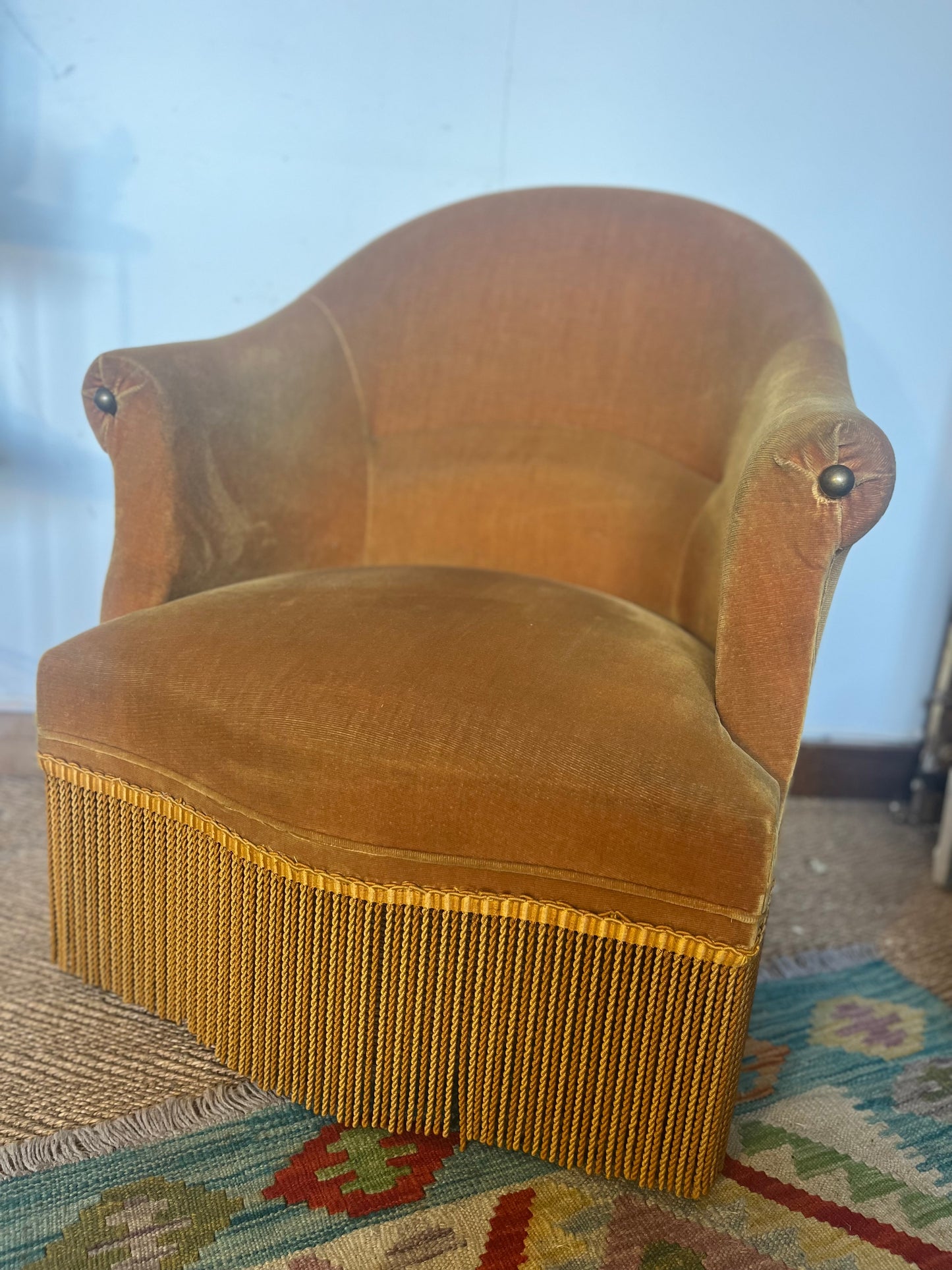 Fauteuil crapaud en velours jaune moutarde