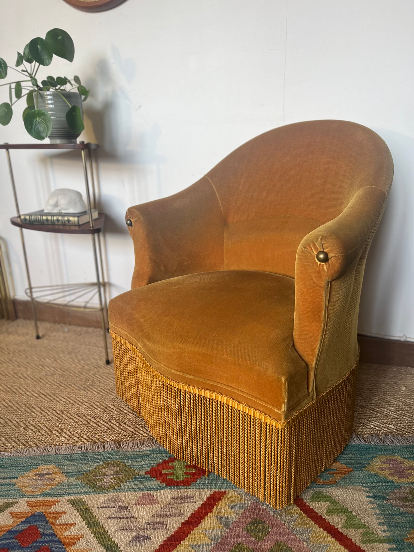 Fauteuil crapaud en velours jaune moutarde