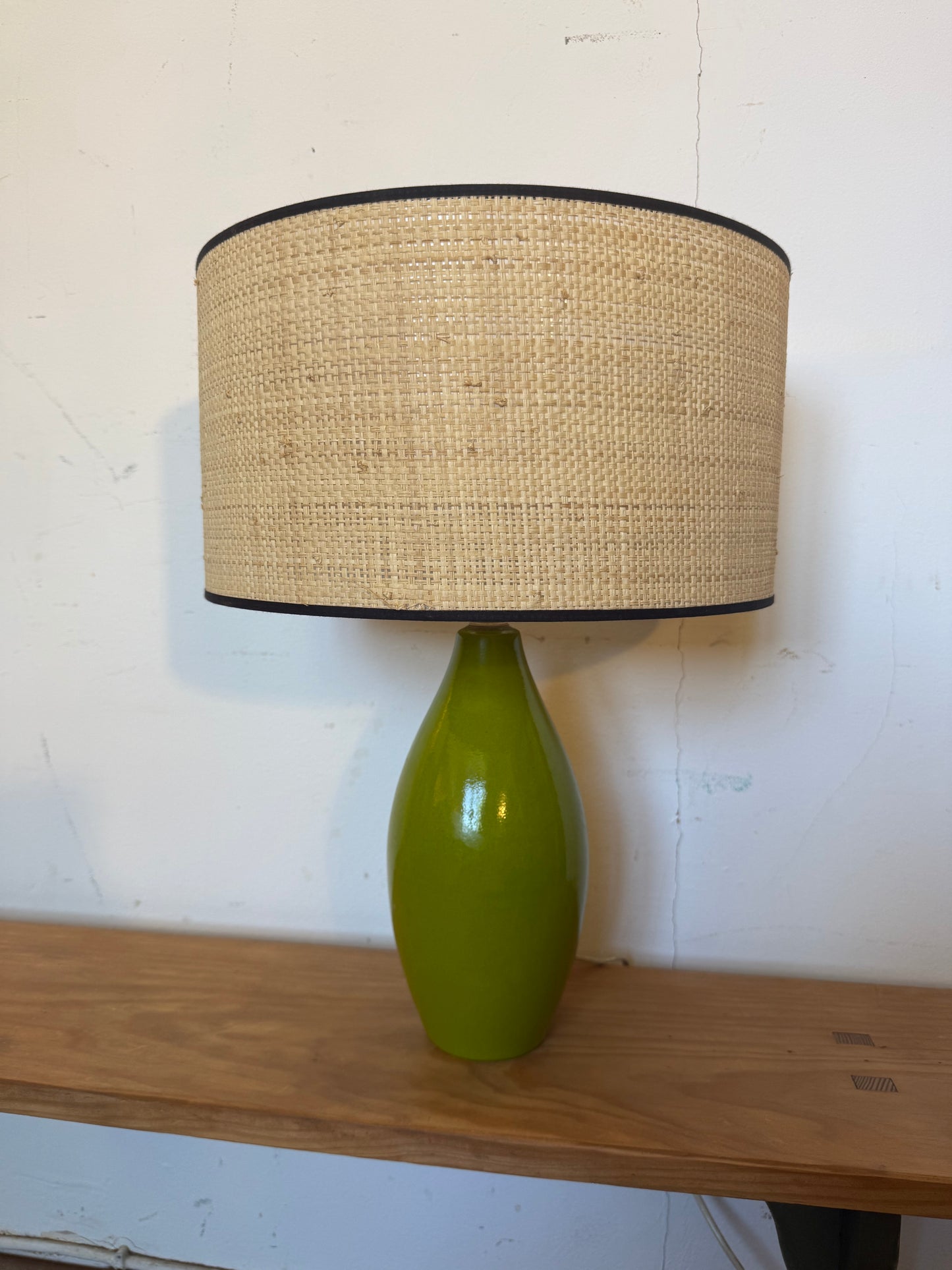 Lampe vintage en céramique émaillée verte et son abat jour neuf en cannage