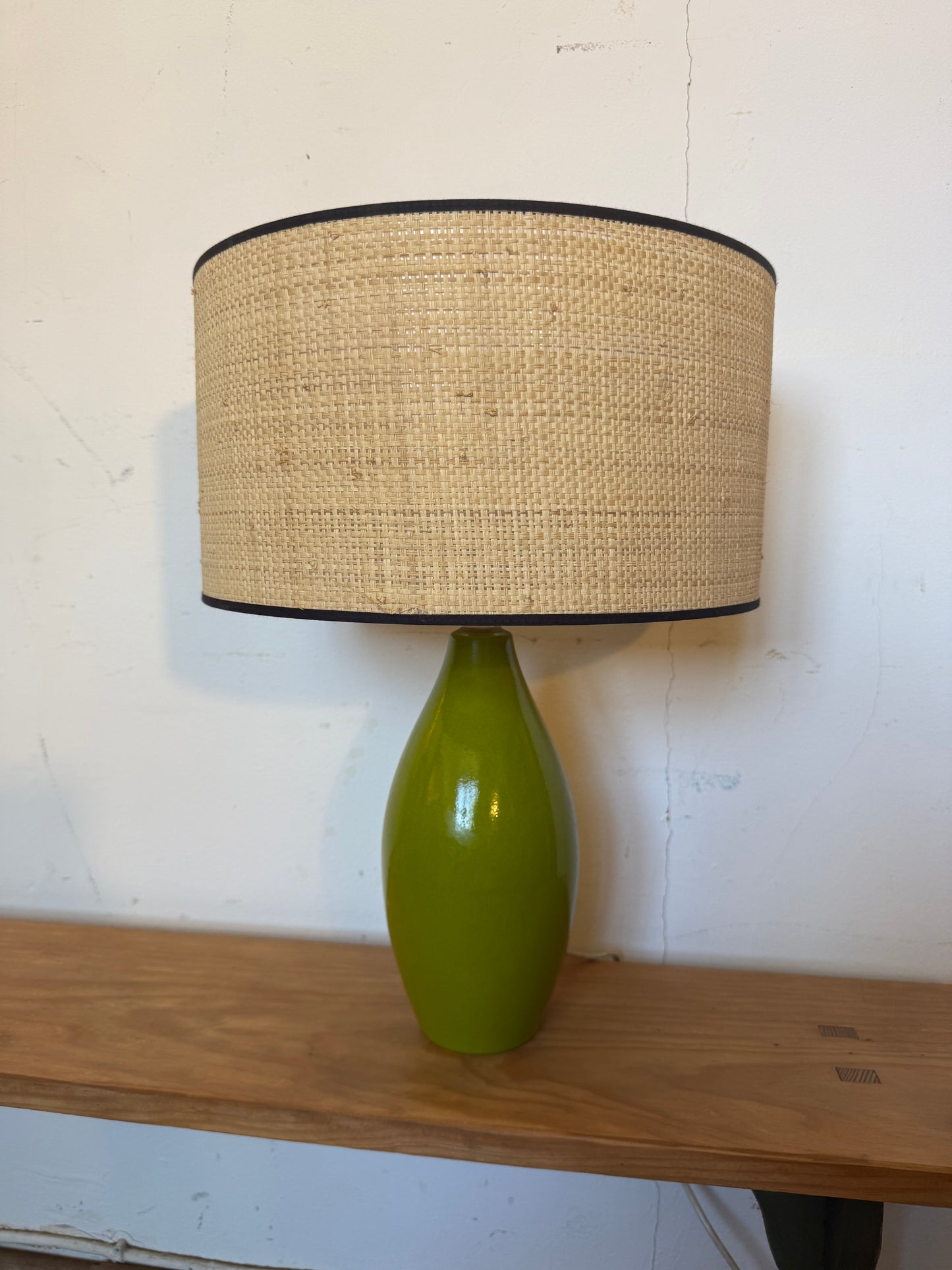 Lampe vintage en céramique émaillée verte et son abat jour neuf en cannage