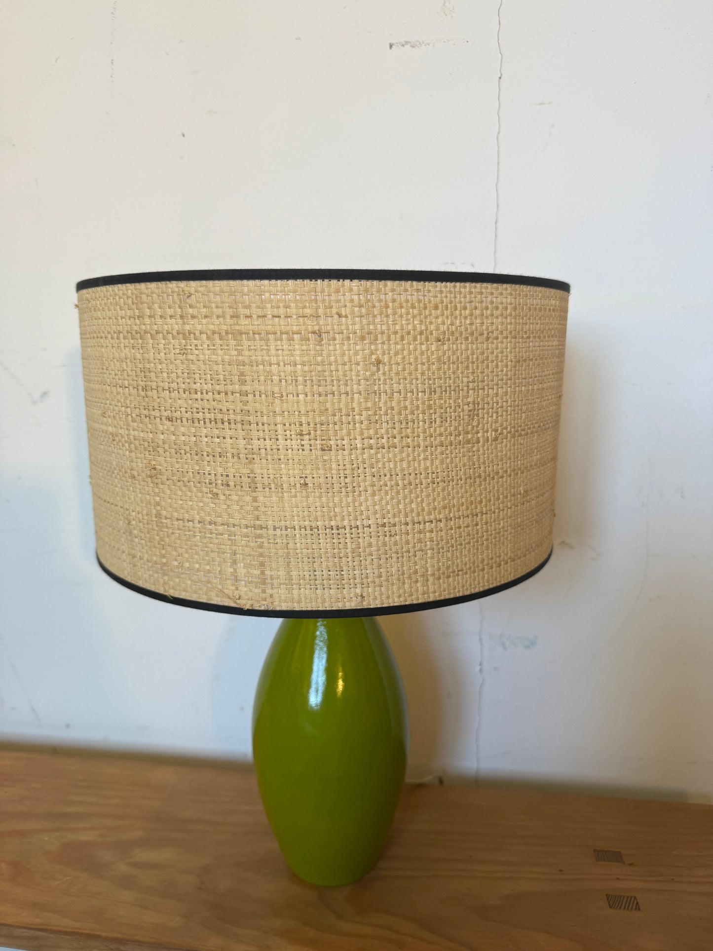 Lampe vintage en céramique émaillée verte et son abat jour neuf en cannage