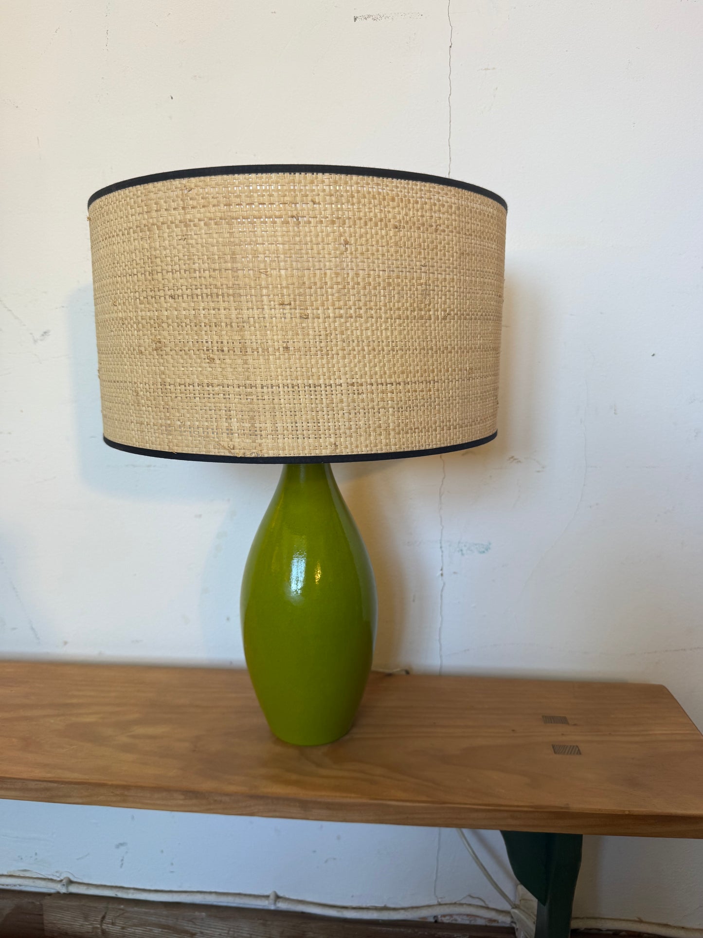 Lampe vintage en céramique émaillée verte et son abat jour neuf en cannage
