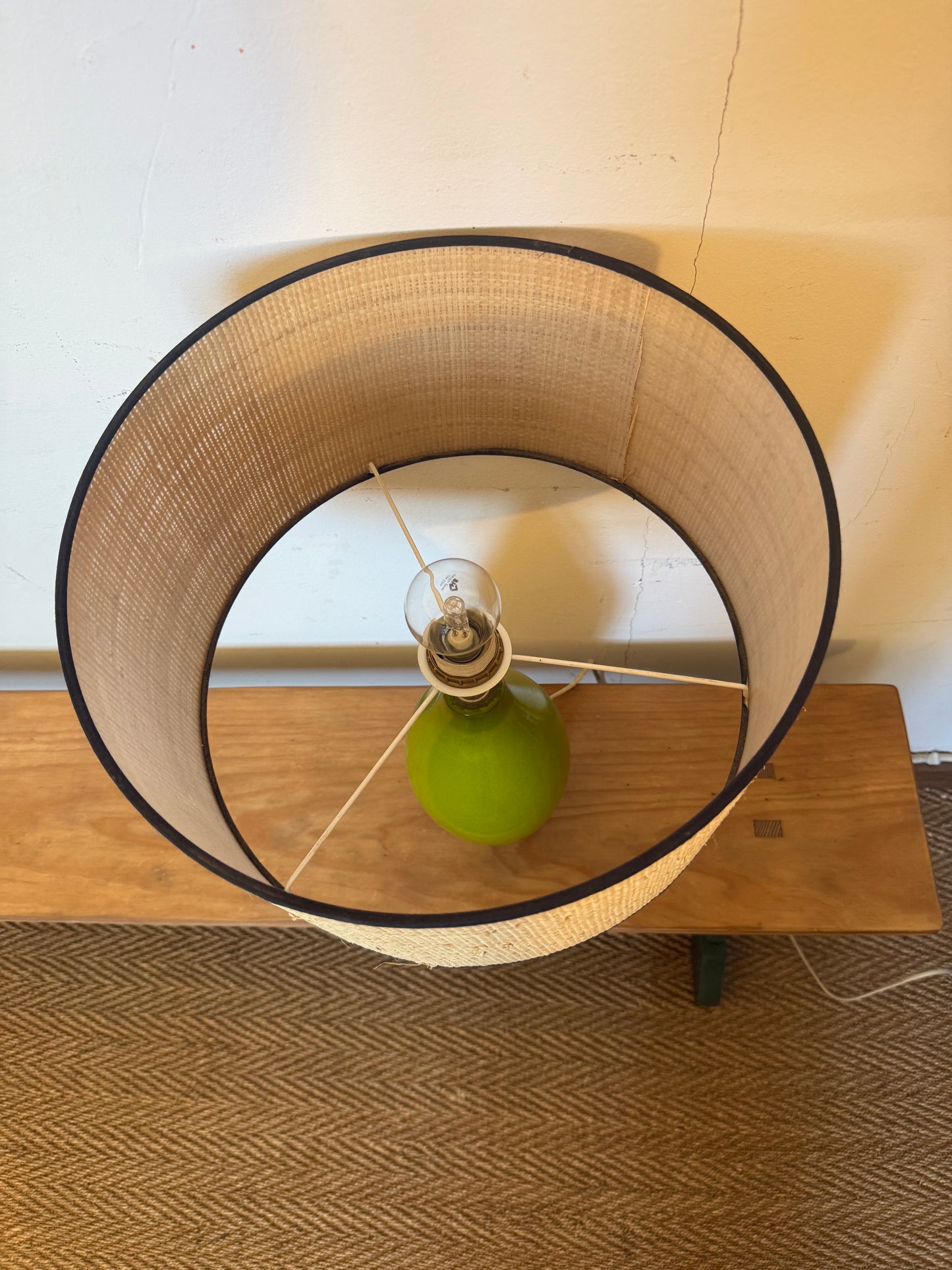 Lampe vintage en céramique émaillée verte et son abat jour neuf en cannage