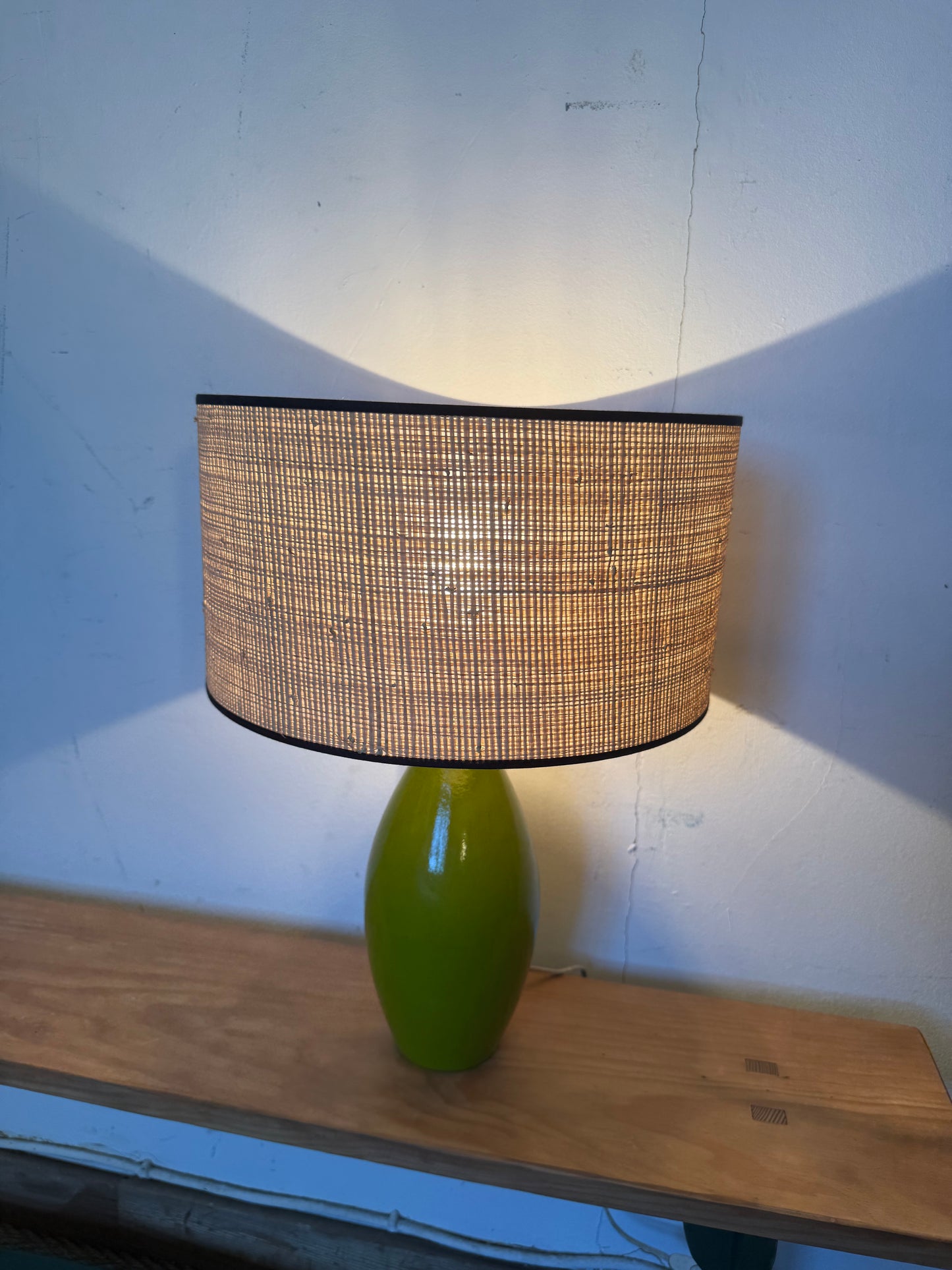 Lampe vintage en céramique émaillée verte et son abat jour neuf en cannage