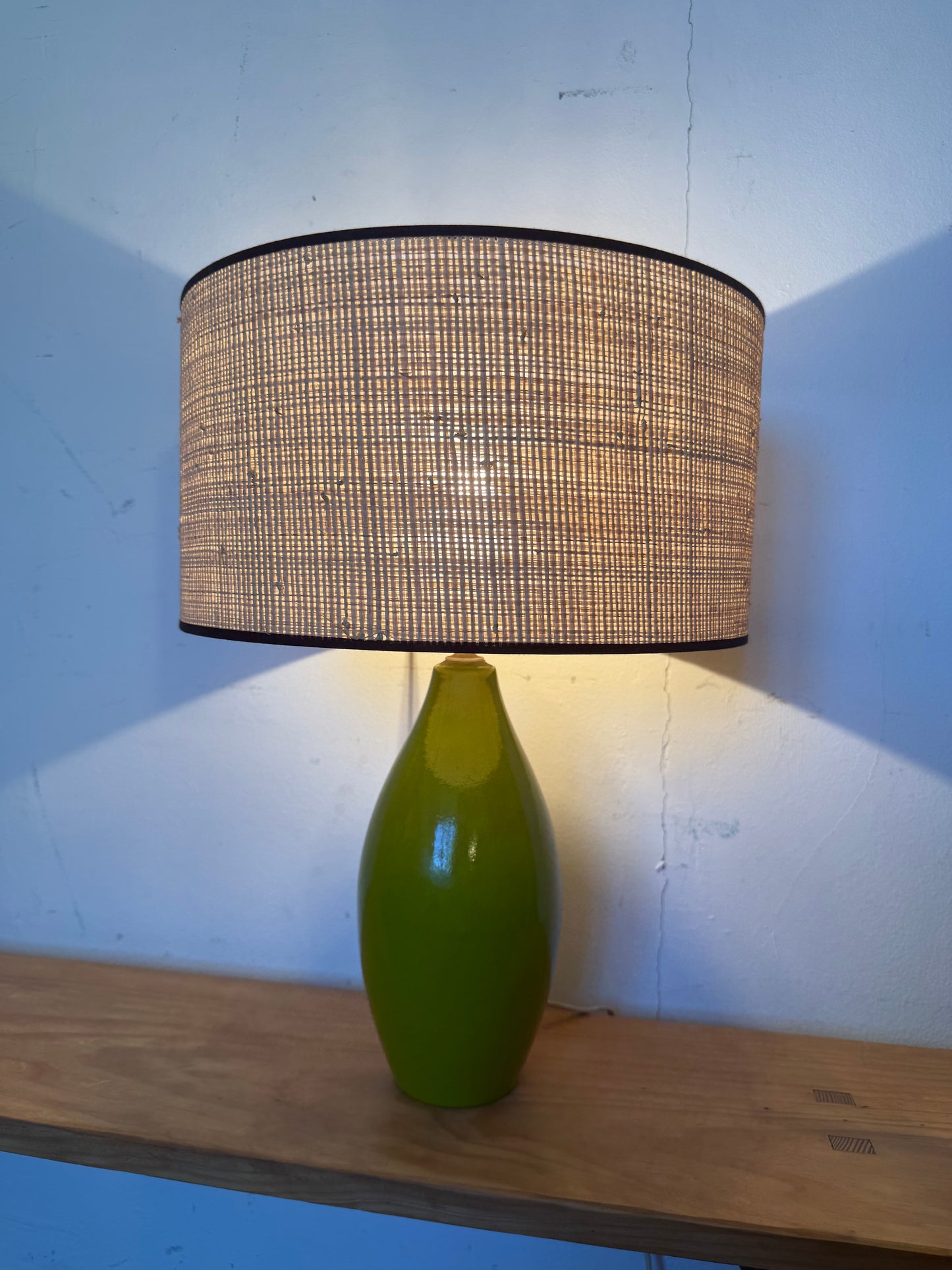Lampe vintage en céramique émaillée verte et son abat jour neuf en cannage