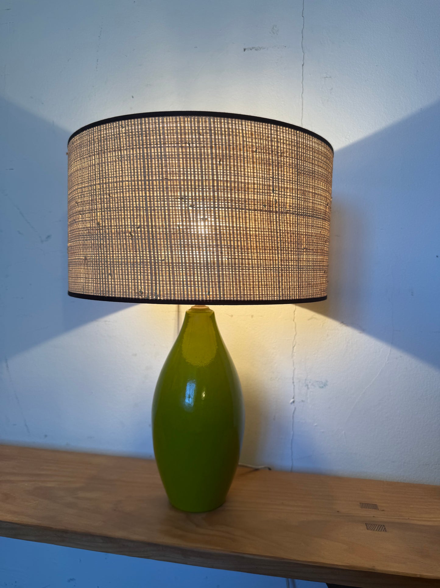 Lampe vintage en céramique émaillée verte et son abat jour neuf en cannage