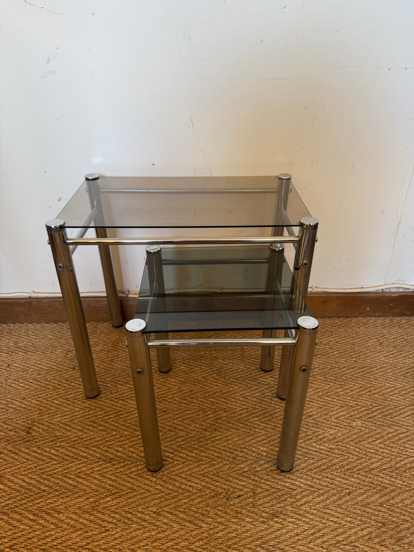 Duo de tables gigognes chrome et verre fumé