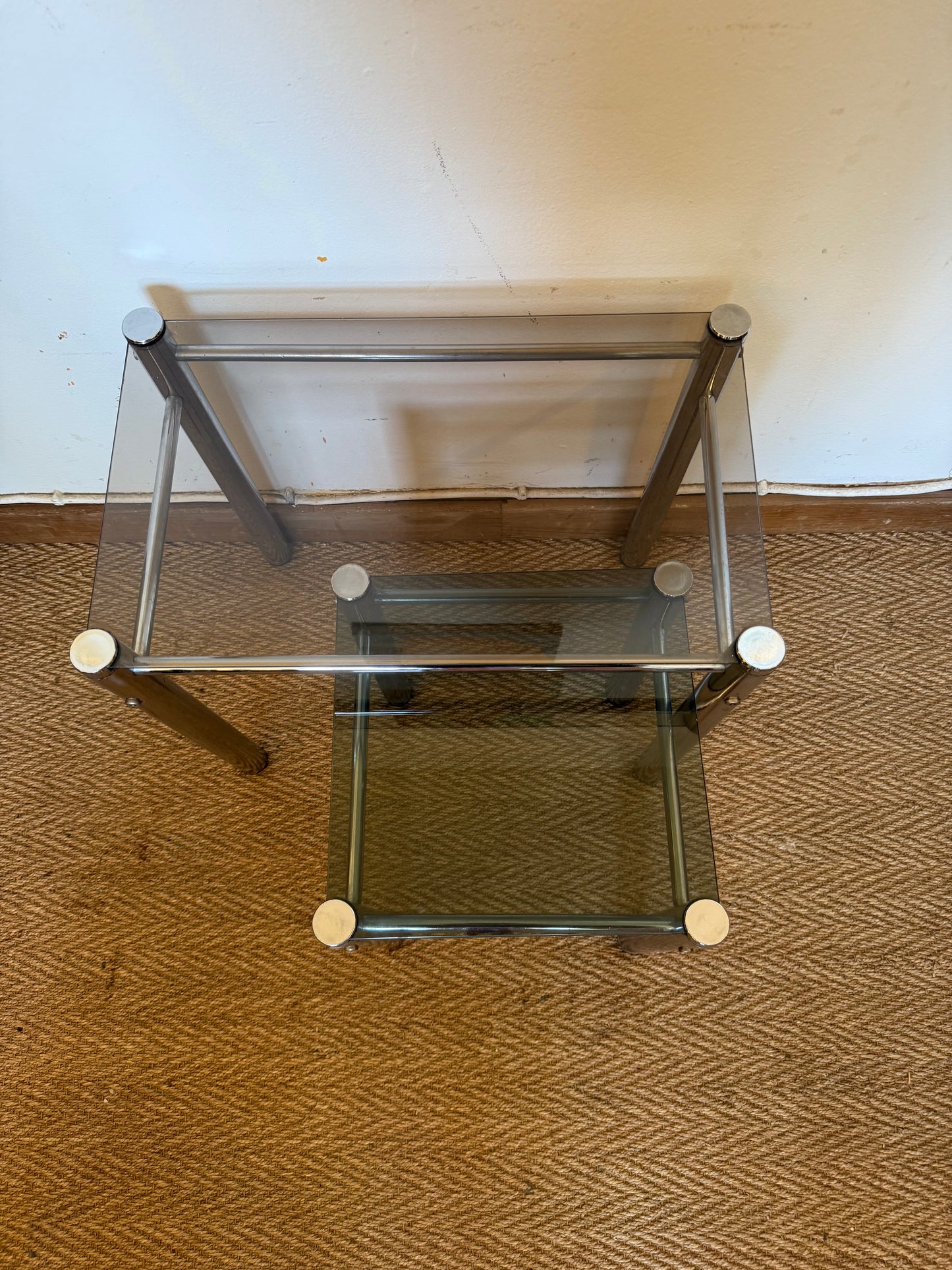 Duo de tables gigognes chrome et verre fumé