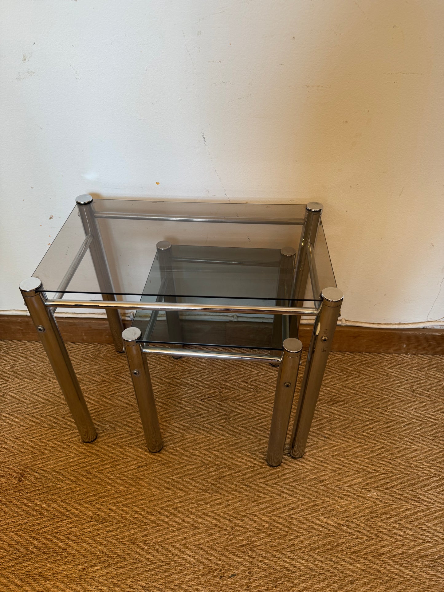 Duo de tables gigognes chrome et verre fumé