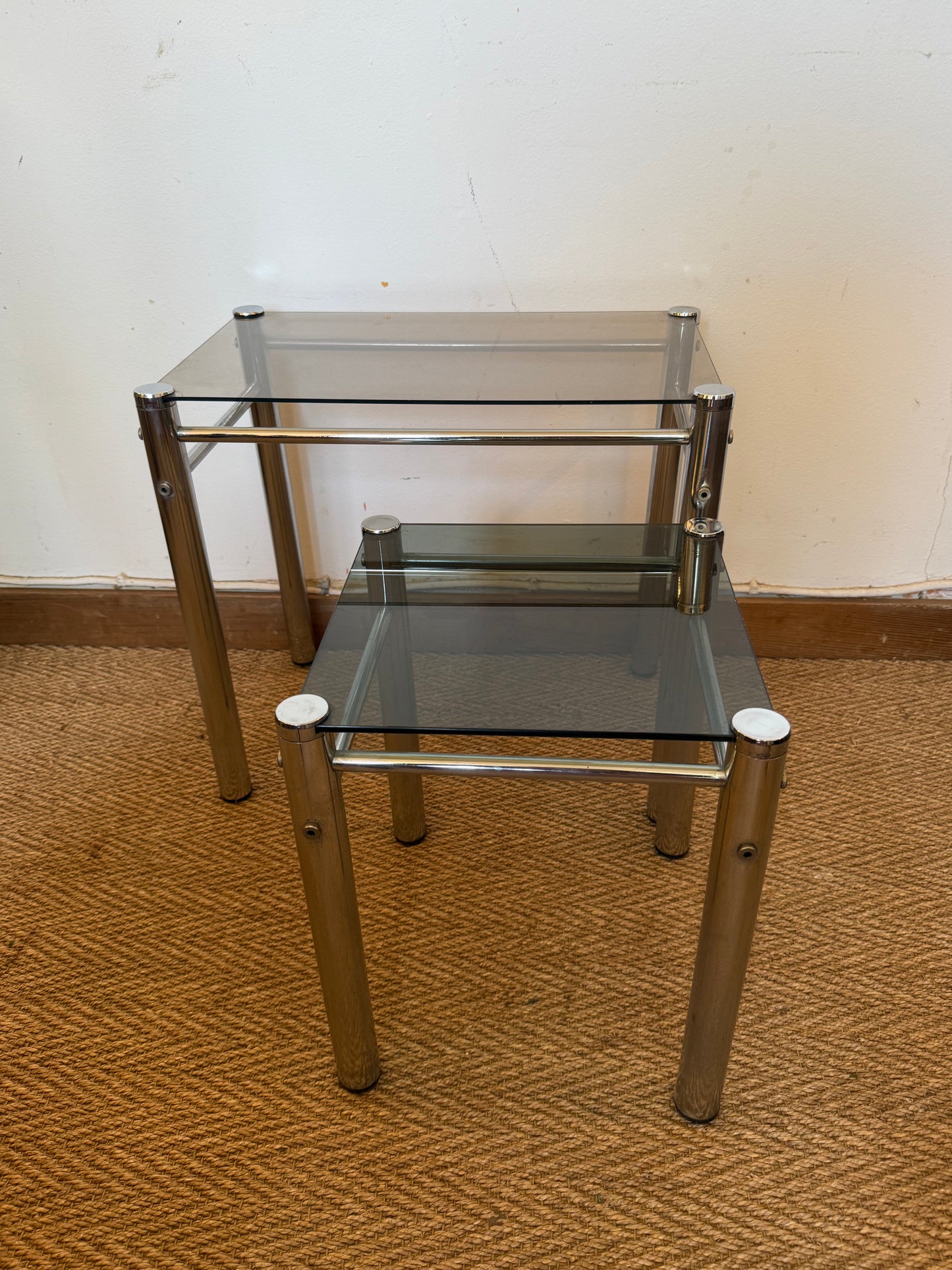 Duo de tables gigognes chrome et verre fumé