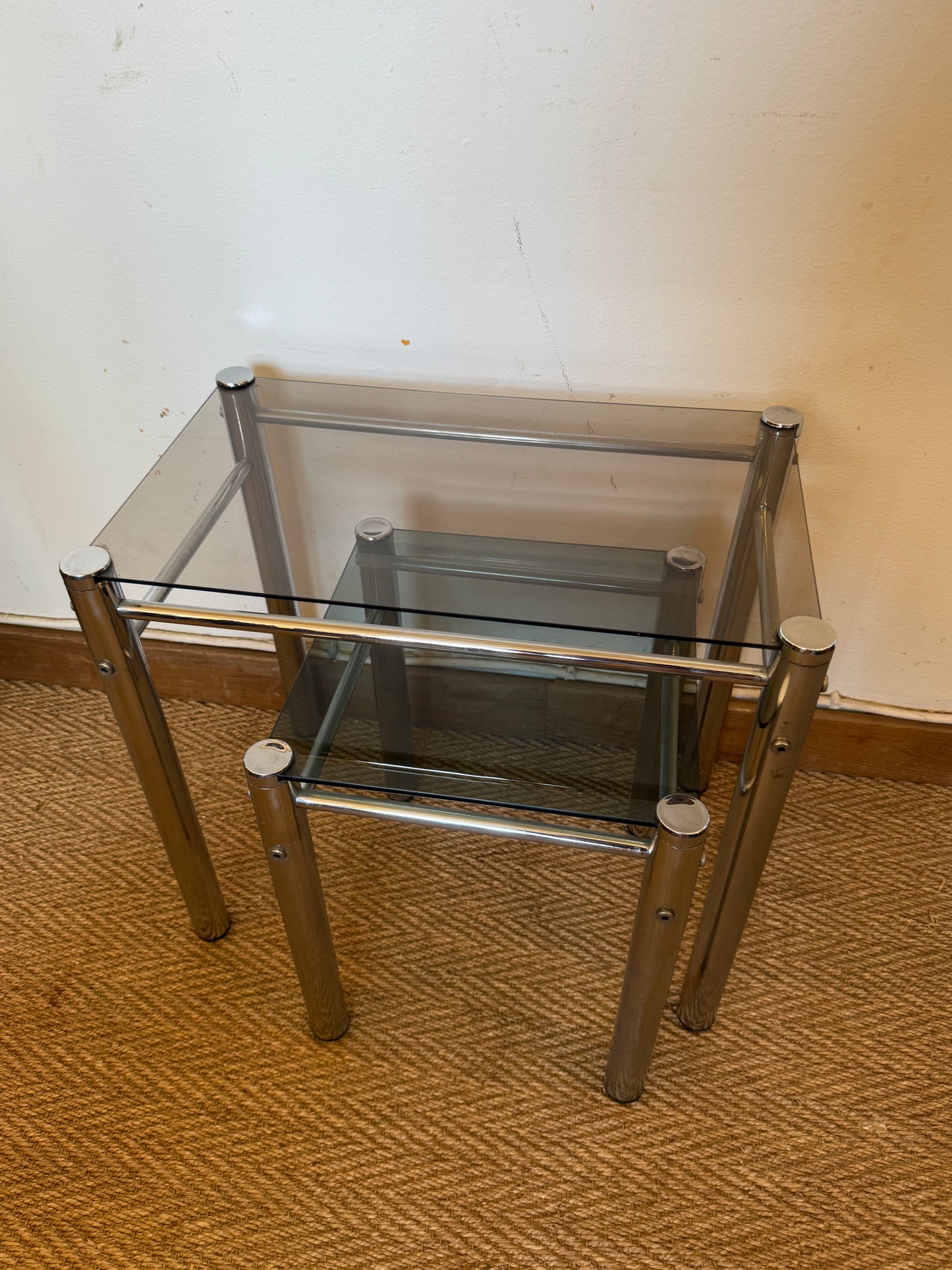 Duo de tables gigognes chrome et verre fumé