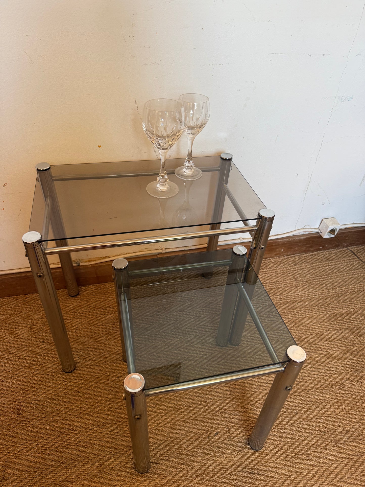 Duo de tables gigognes chrome et verre fumé
