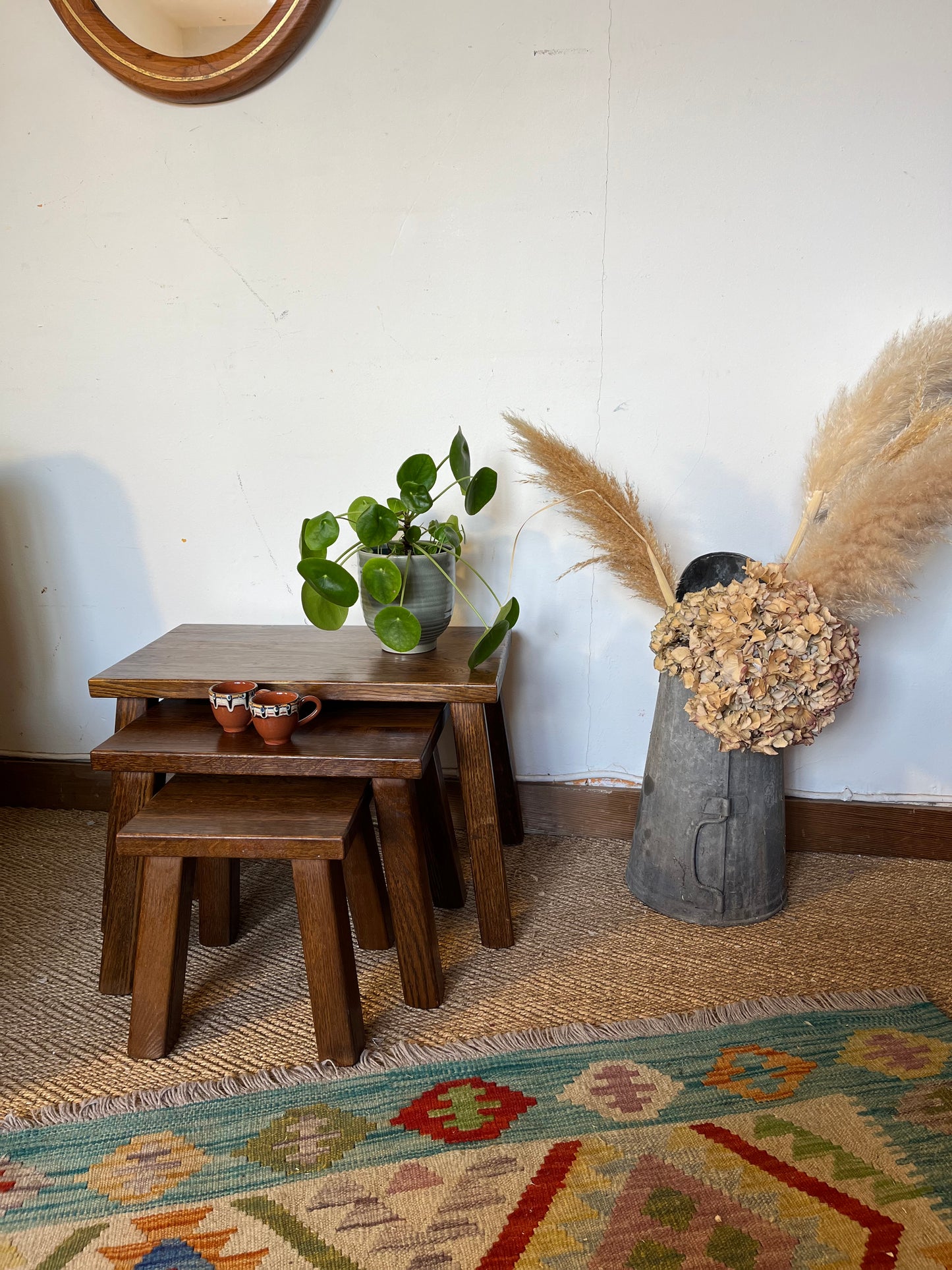 Tables gigognes en bois style brutaliste