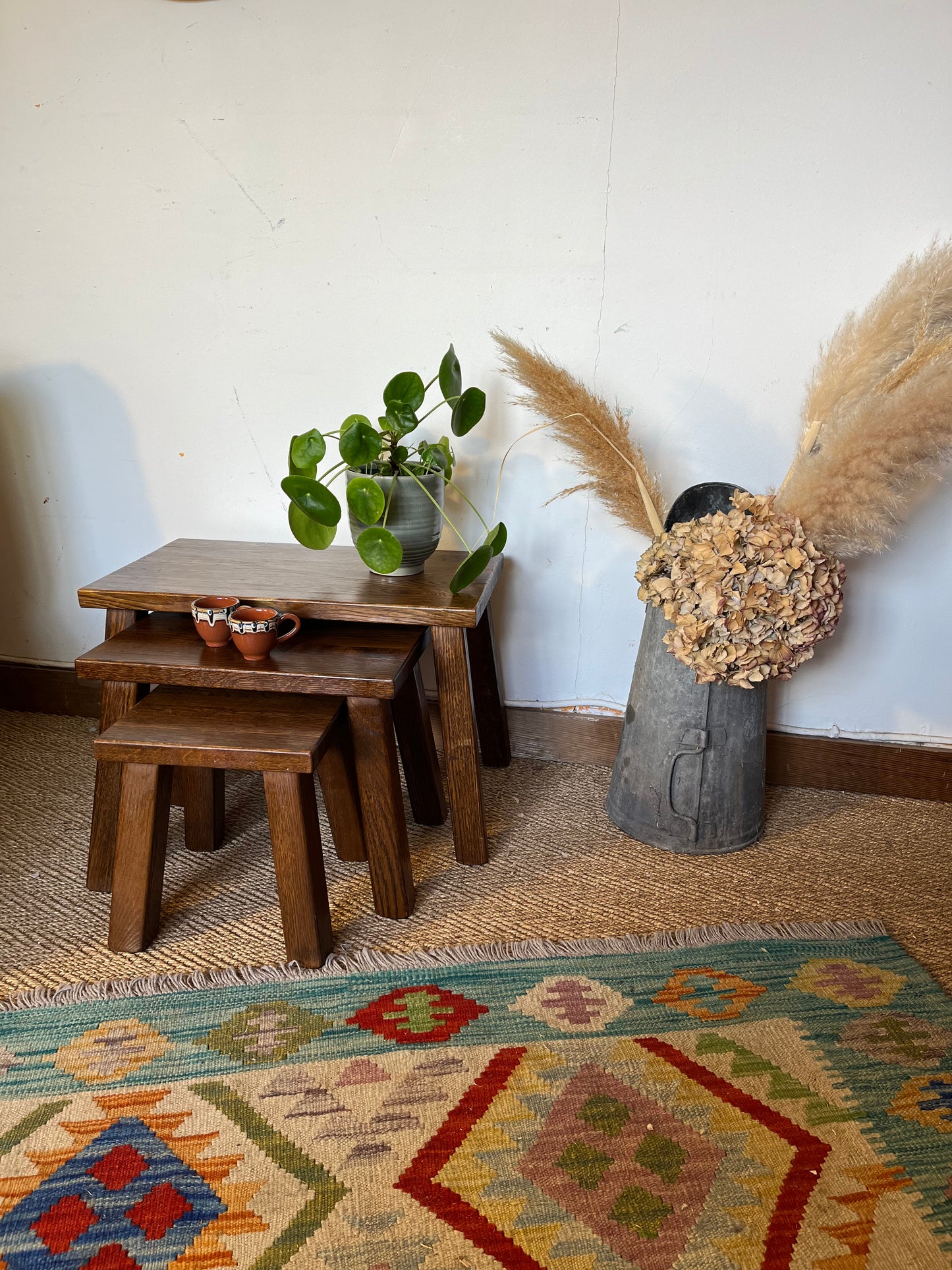 Tables gigognes en bois style brutaliste