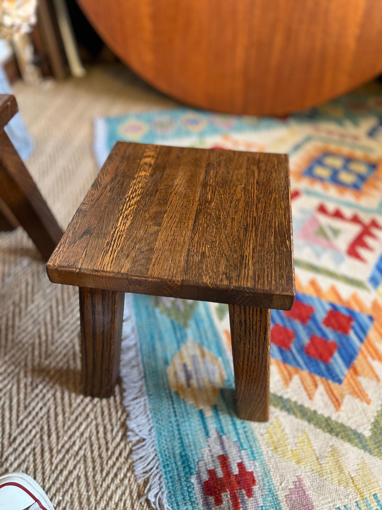 Tables gigognes en bois style brutaliste