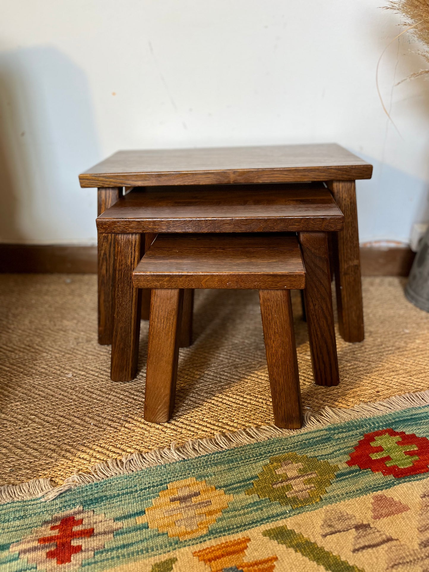 Tables gigognes en bois style brutaliste