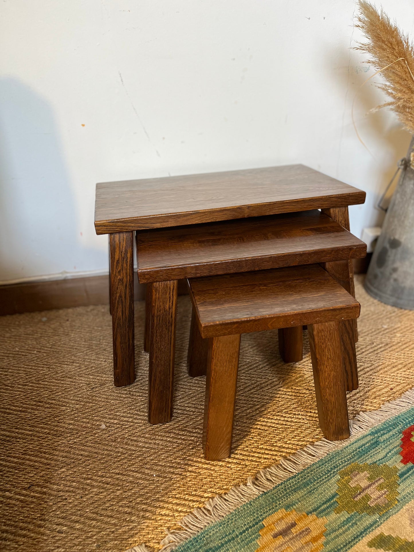 Tables gigognes en bois style brutaliste