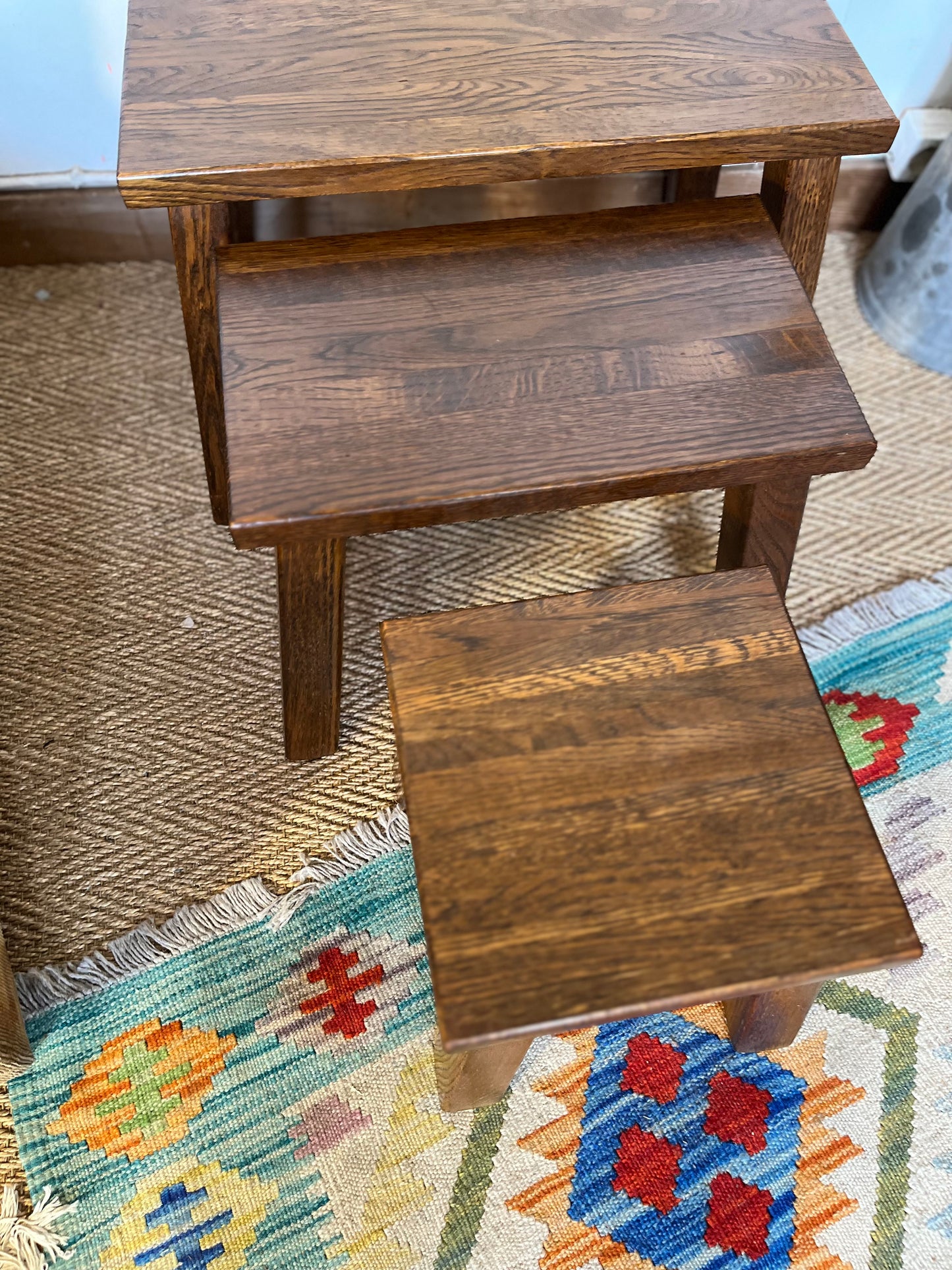 Tables gigognes en bois style brutaliste