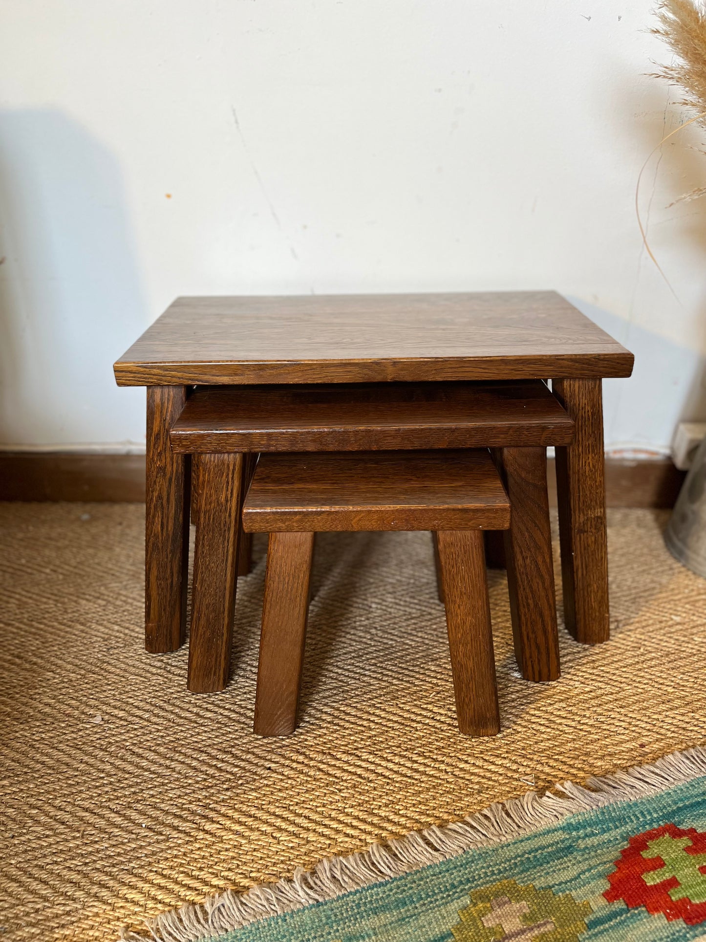 Tables gigognes en bois style brutaliste