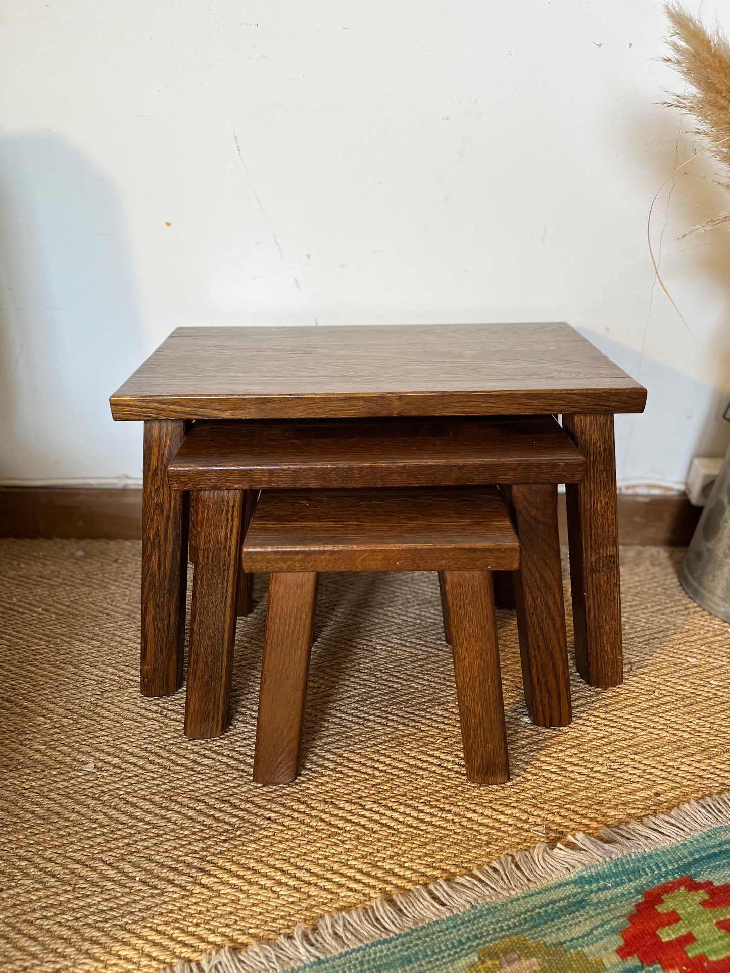 Tables gigognes en bois style brutaliste