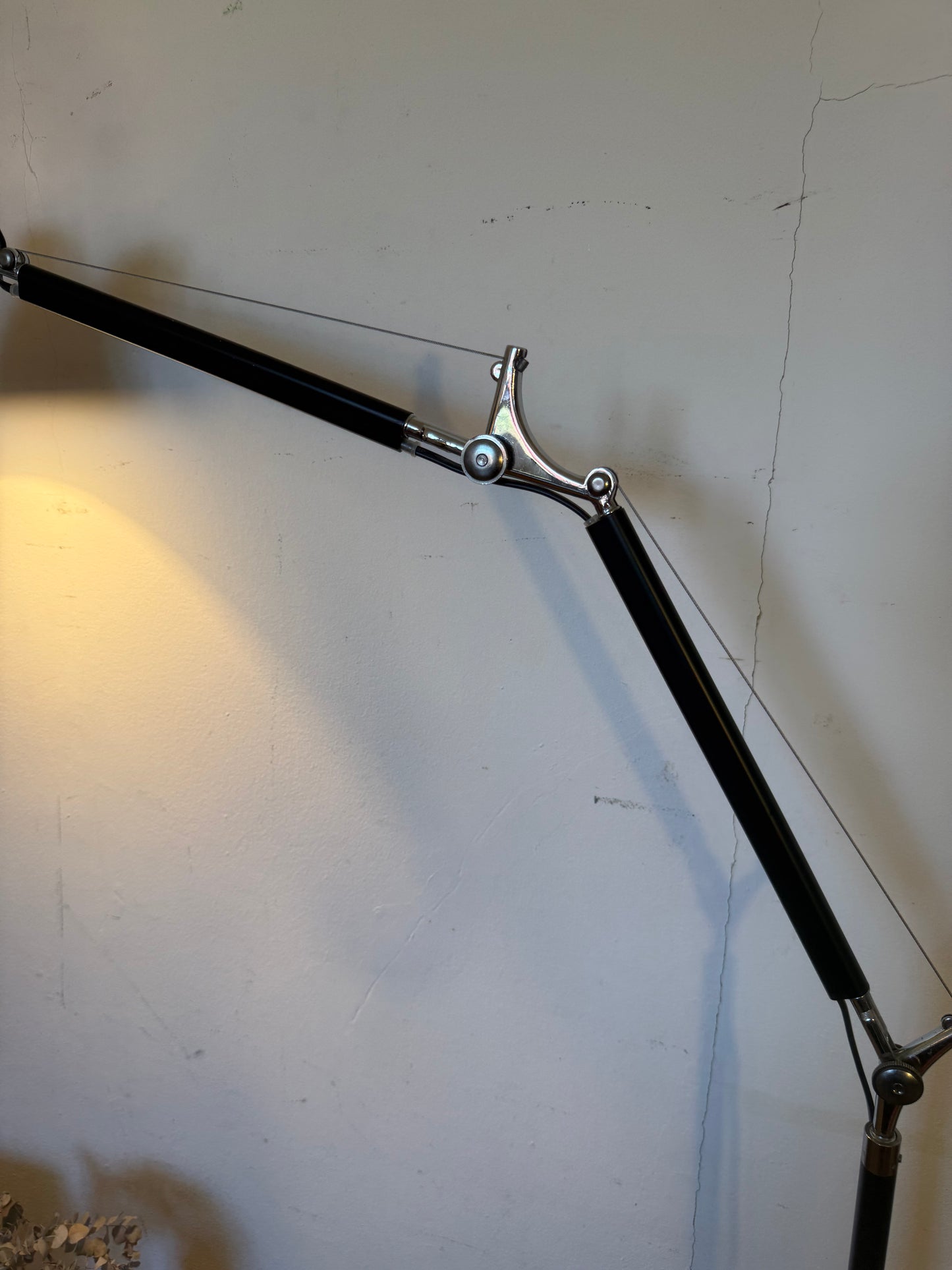 Lampadaire articulé chrome et métal noir