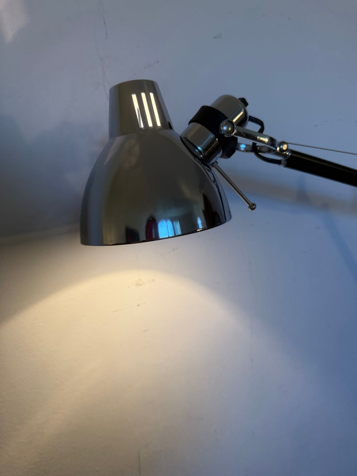 Lampadaire articulé chrome et métal noir