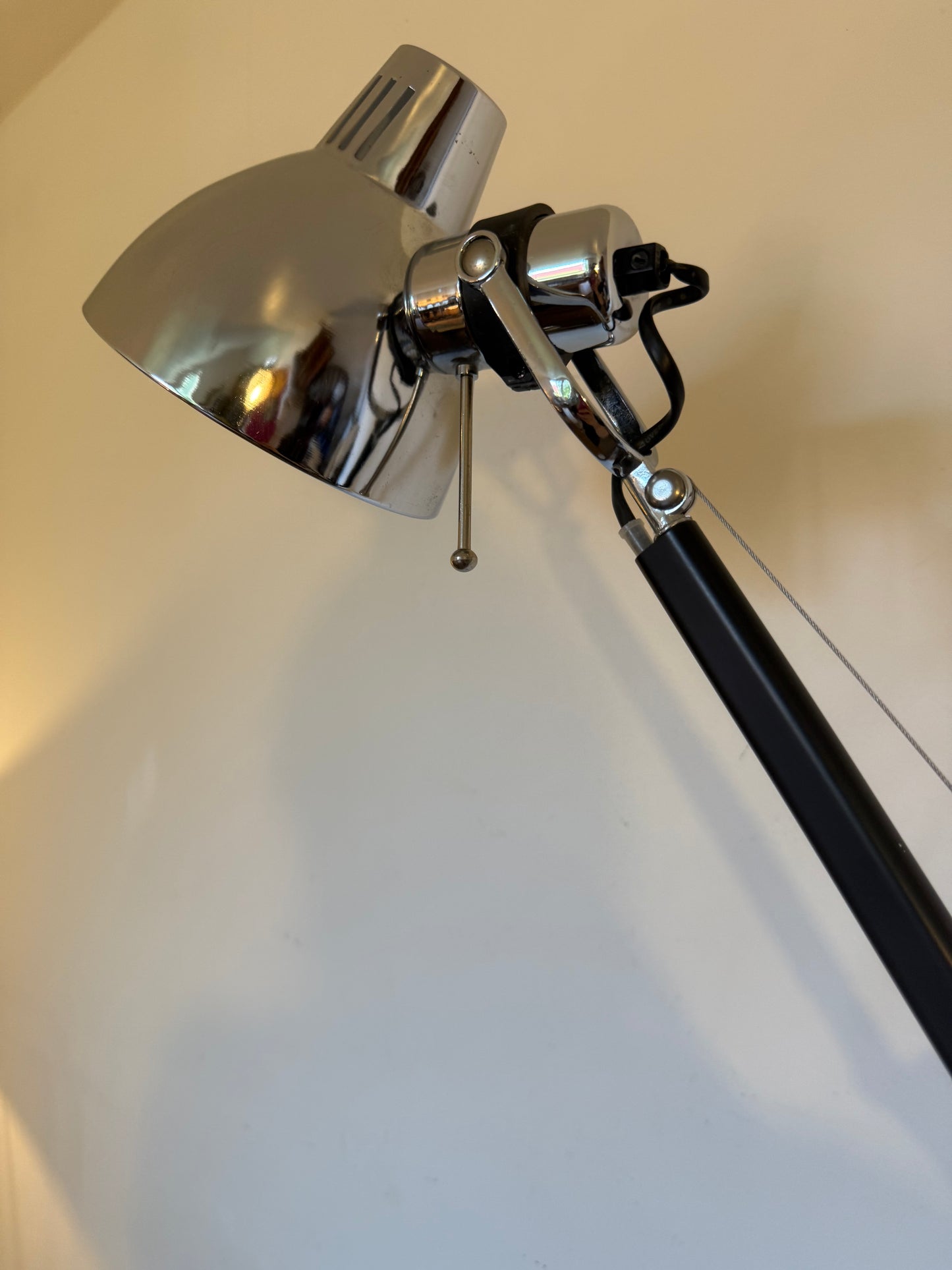 Lampadaire articulé chrome et métal noir